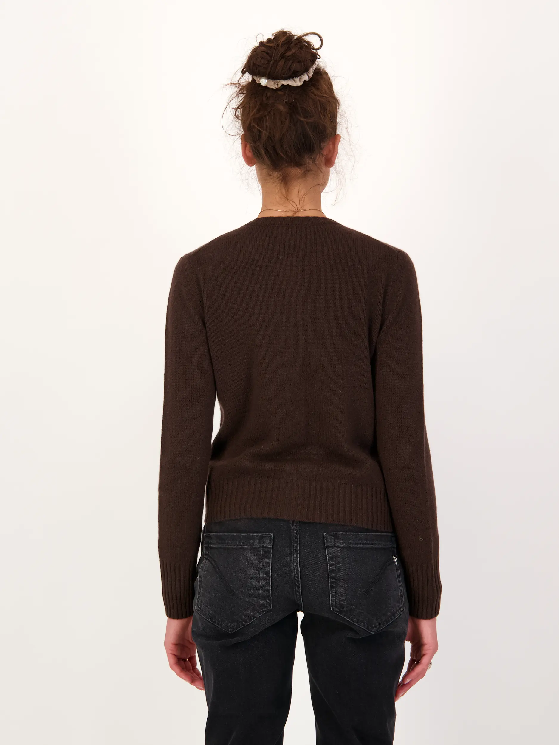 Strickjacke aus Kaschmir - Artikel Rückseite getragen von einem Modell - Farbe: Braun