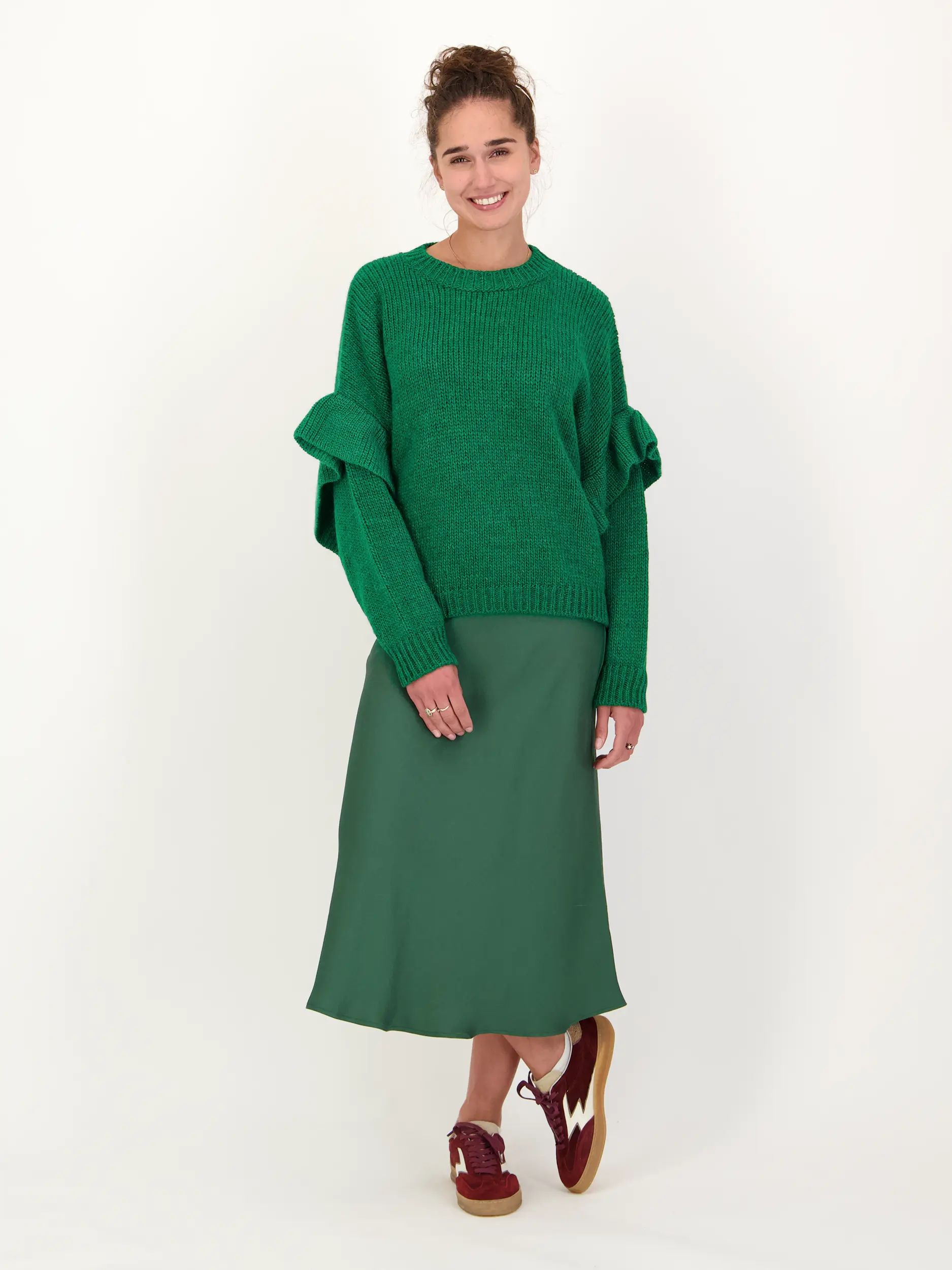 Pullover 'Ijune' aus Wolle langarm - Artikel Teil eines Outfits getragen von einem Modell - Farbe: Grün