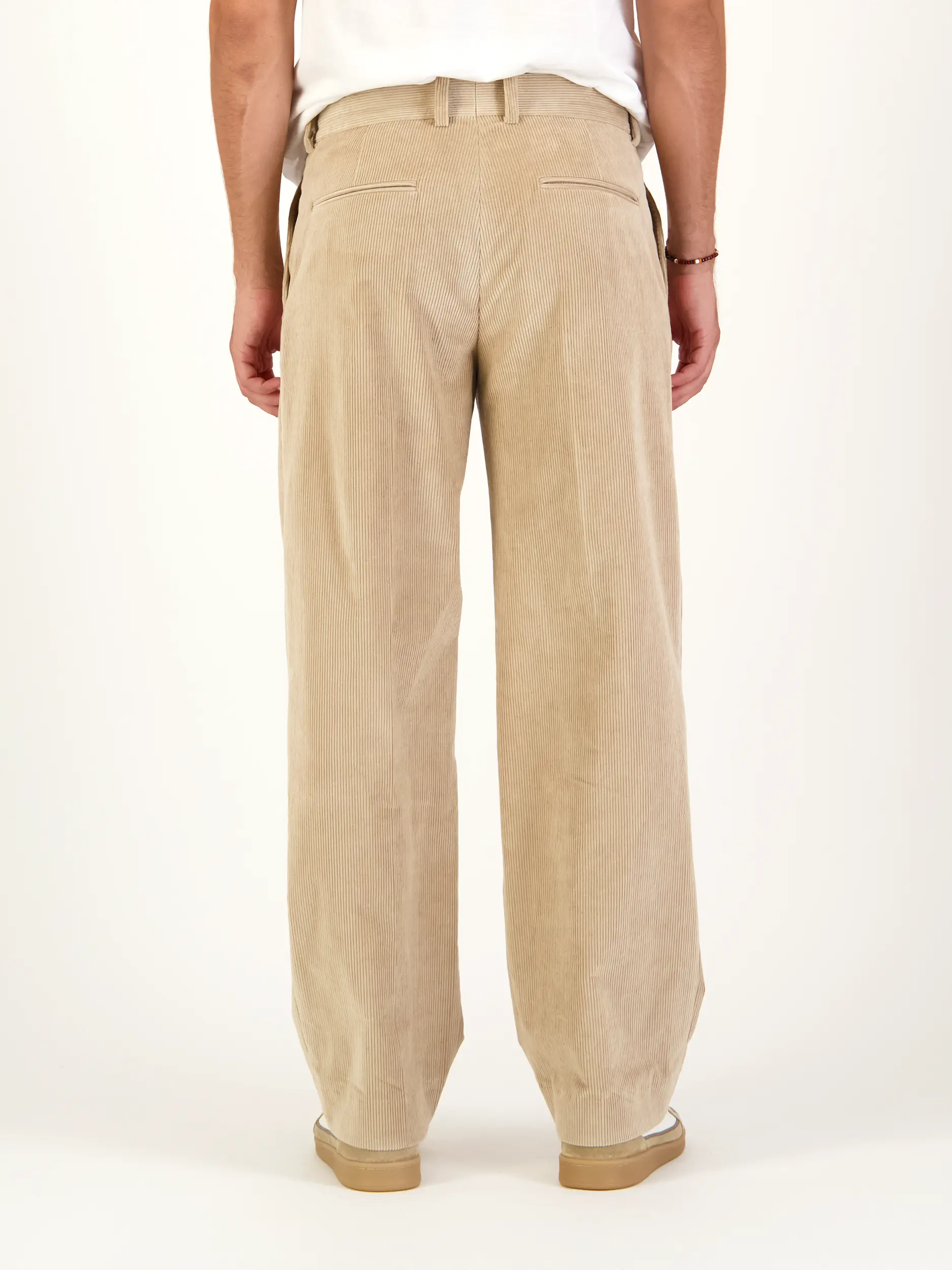 Bundfaltenhose aus Cord - Artikel Rückseite getragen von einem Modell - Farbe: Beige