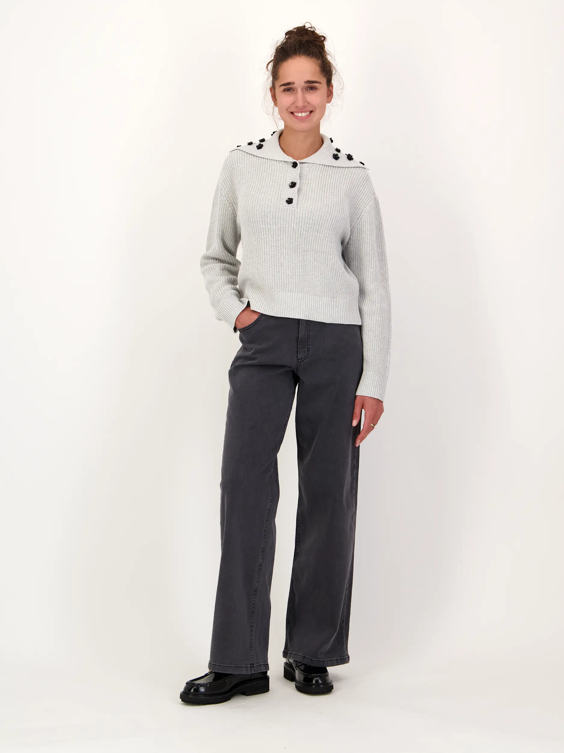 High Rise Wide Leg Jeans - Artikel Teil eines Outfits getragen von einem Modell - Farbe: Grau