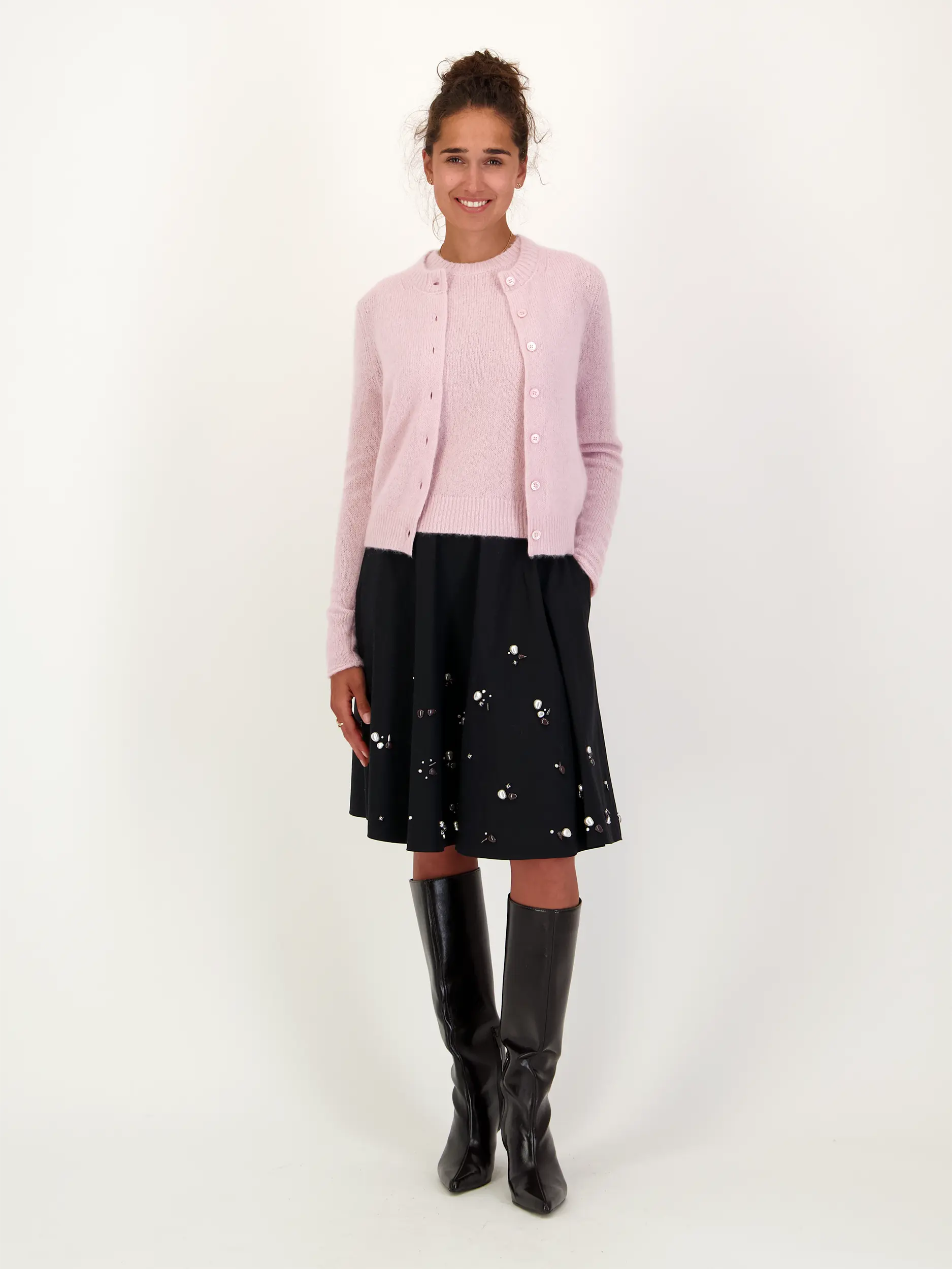 Pullunder 'Luxury Love' aus Kaschmir - Artikel Teil eines Outfits getragen von einem Modell - Farbe: Rosa&Pink