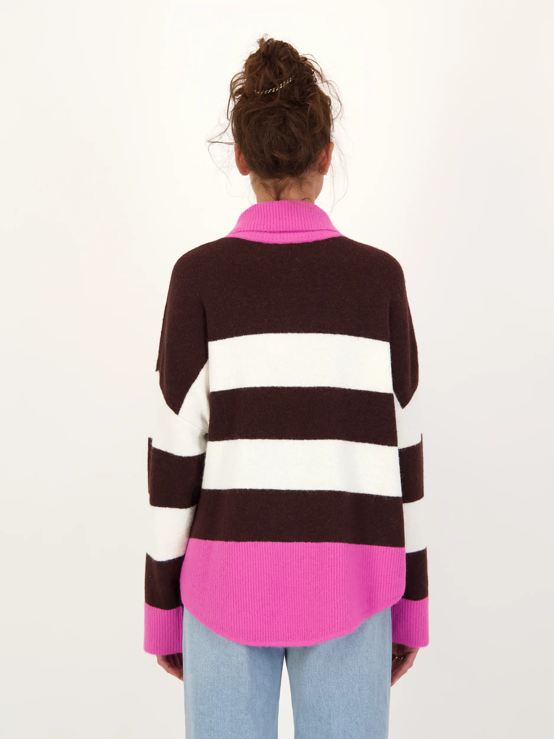 Strickpolo 'Maya'  - Artikel Rückseite getragen von einem Modell - Farbe: Braun