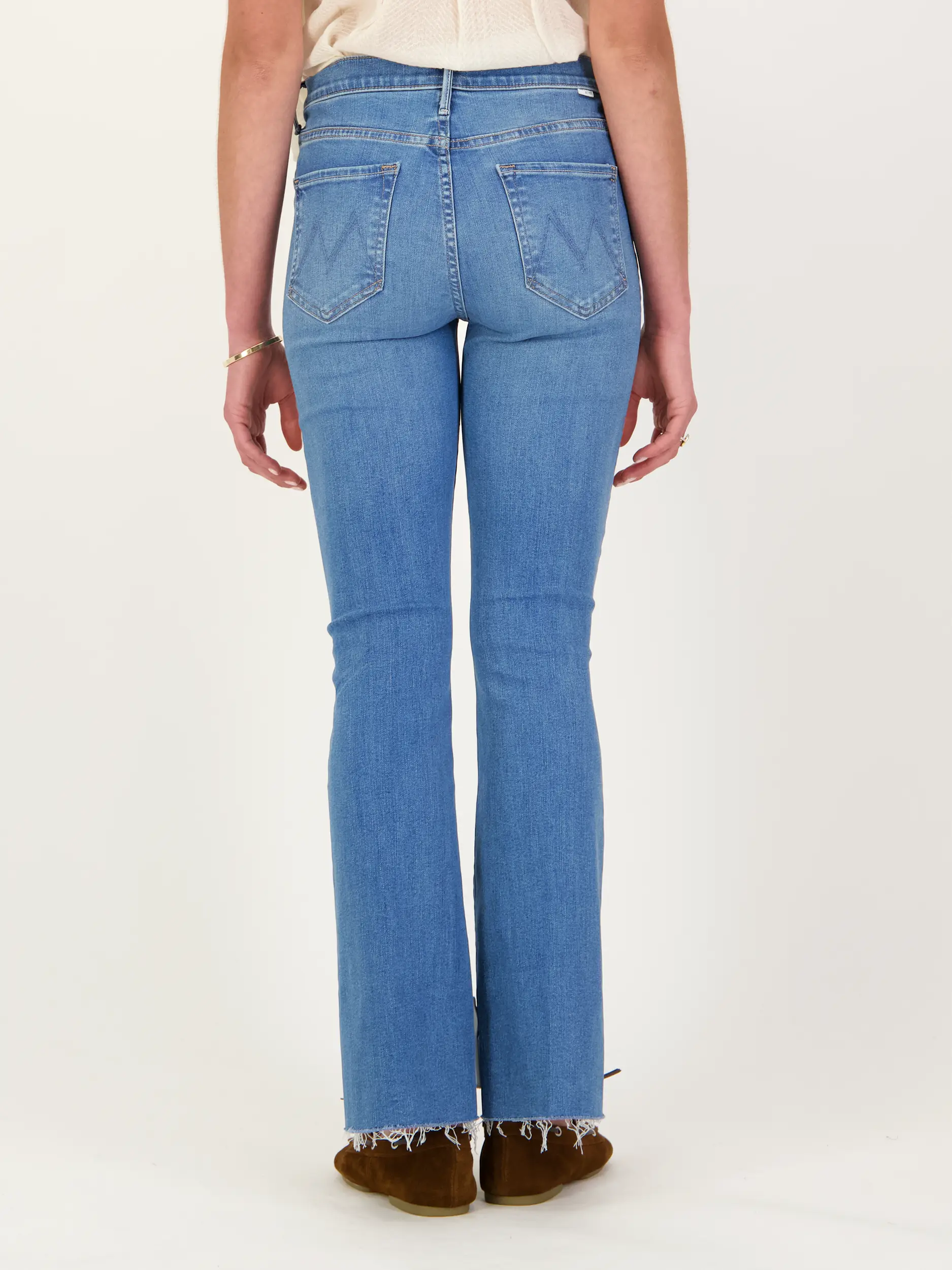 Mid Rise Flared Leg Jeans 'The Weekender Fray' - Artikel Rückseite getragen von einem Modell - Farbe: Blau