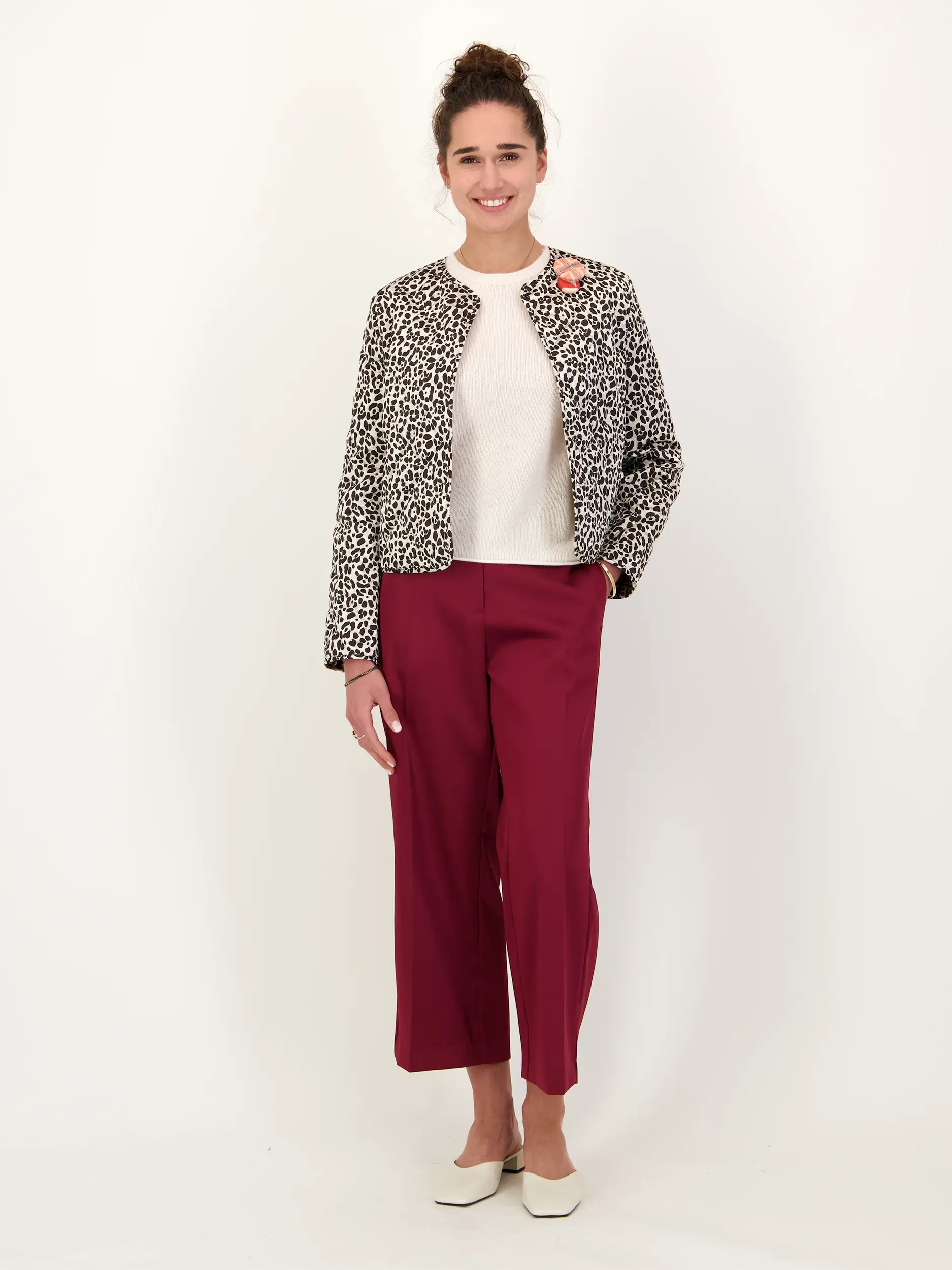 Gemusterte Steppjacke  - Artikel Teil eines Outfits getragen von einem Modell - Farbe: Braun