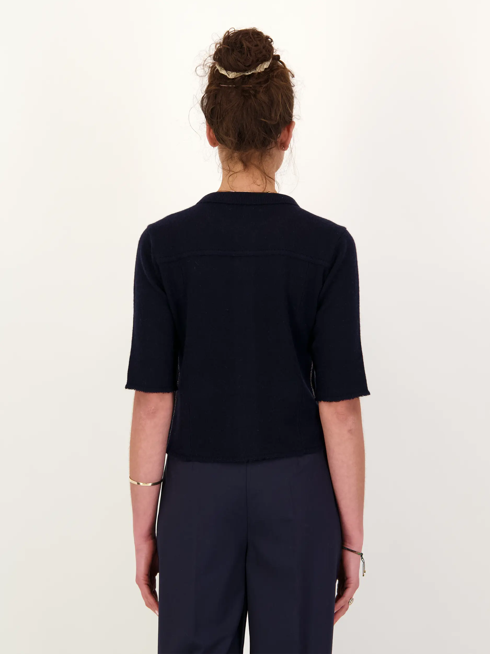 Strickjacke aus Kaschmir Mix - Artikel Rückseite getragen von einem Modell - Farbe: Blau