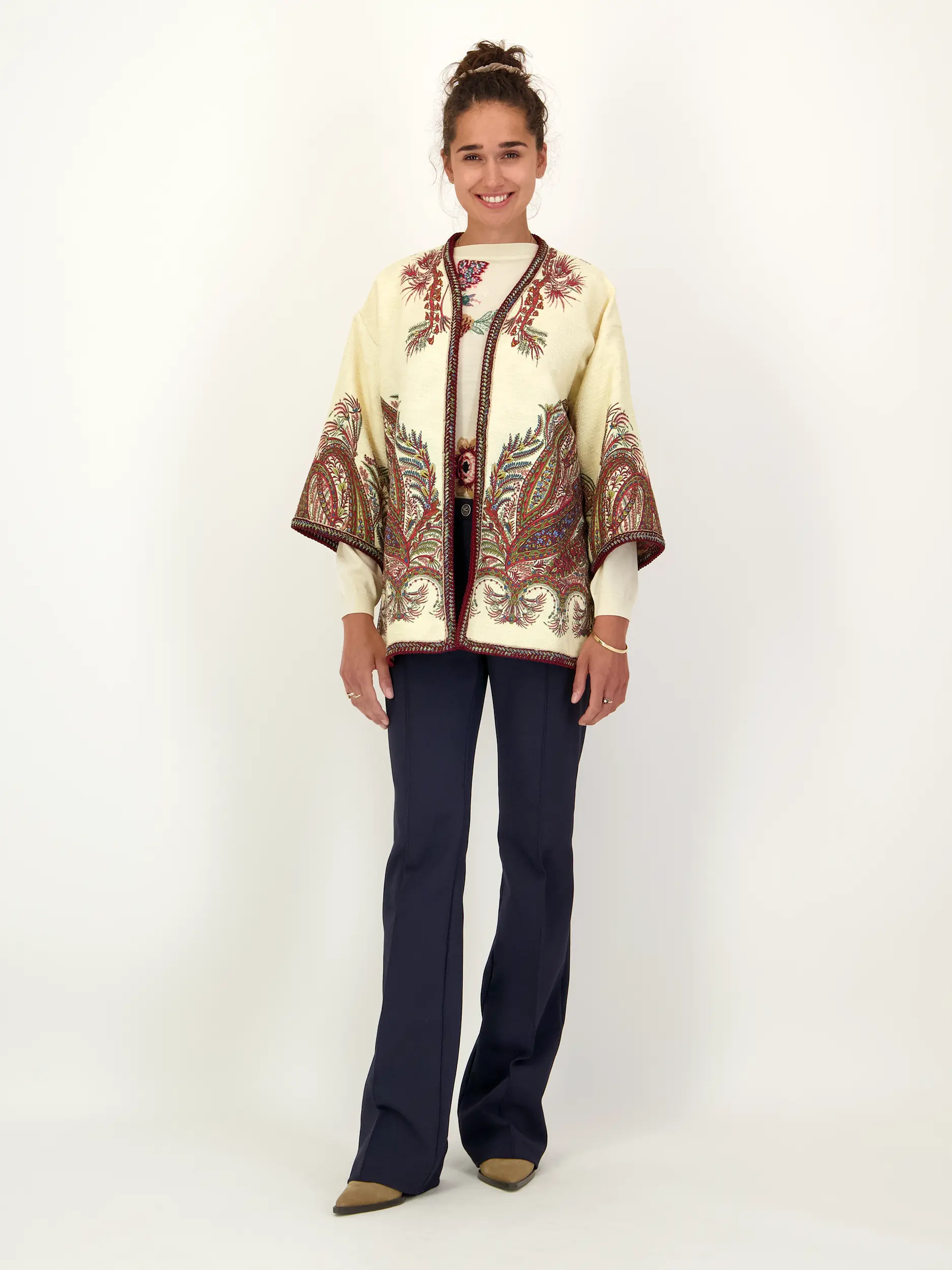 Schlaghose - Artikel Teil eines Outfits getragen von einem Modell