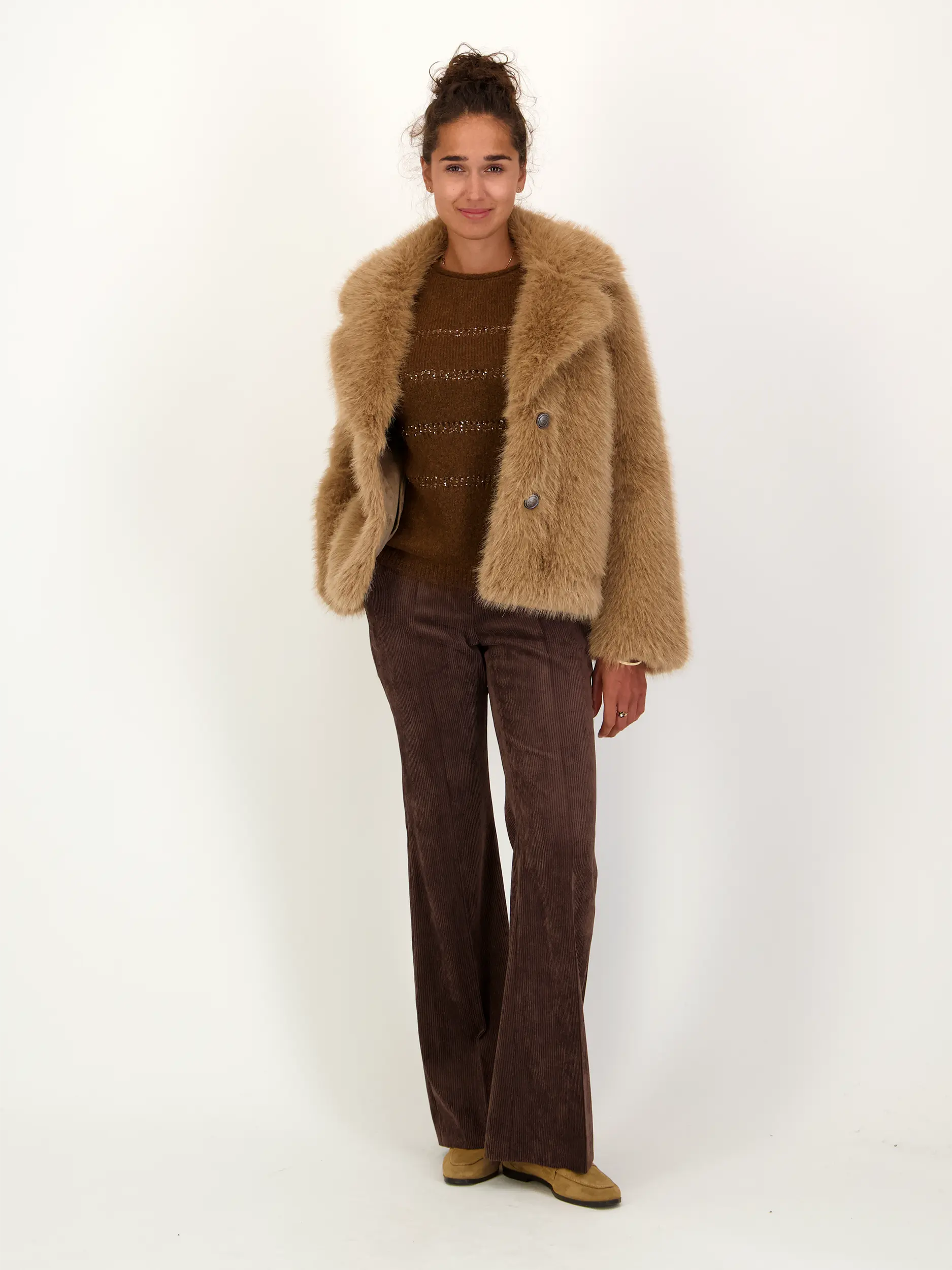 Pullover Woll-Mix langarm - Artikel Teil eines Outfits getragen von einem Modell - Farbe: Braun