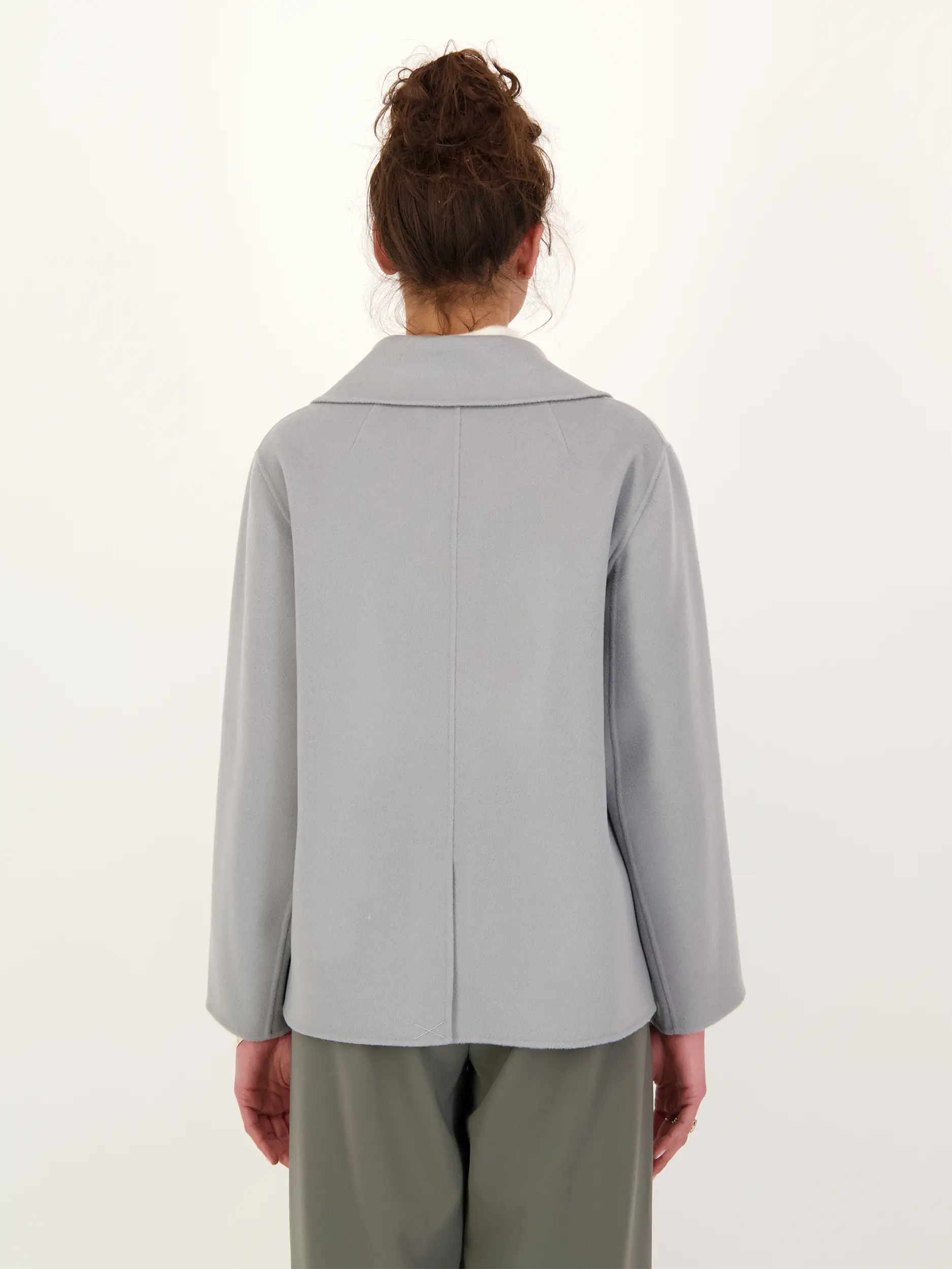 Wolljacke - Artikel Rückseite getragen von einem Modell - Farbe: Grau