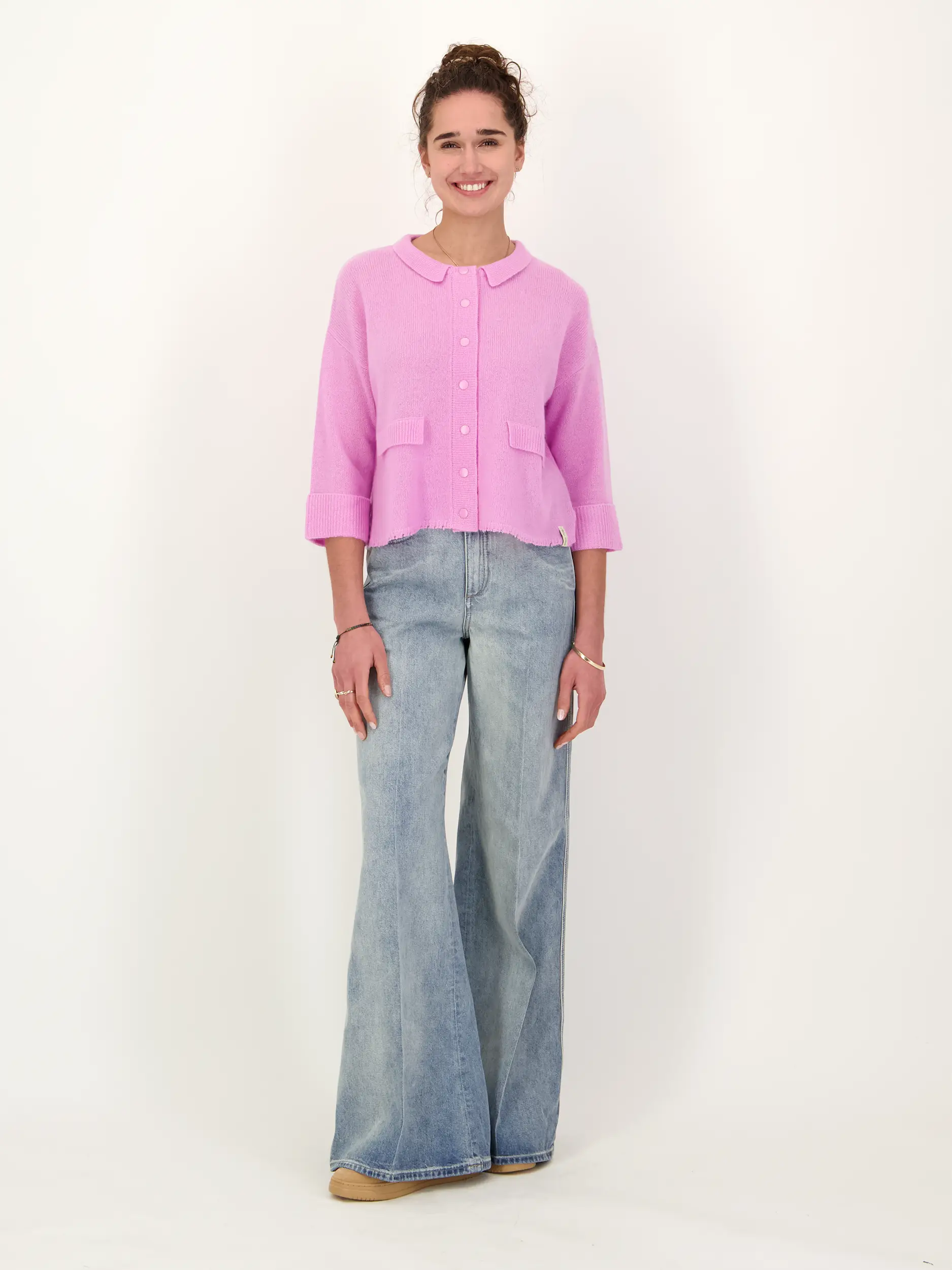 Strickjacke aus Kaschmir Mix - Artikel Teil eines Outfits getragen von einem Modell - Farbe: Rot