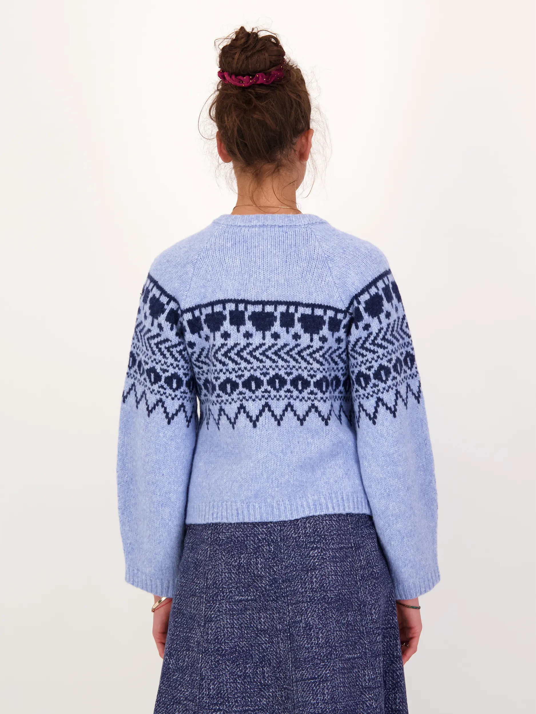 Strickjacke aus Woll-Mix - Artikel Rückseite getragen von einem Modell - Farbe: Blau