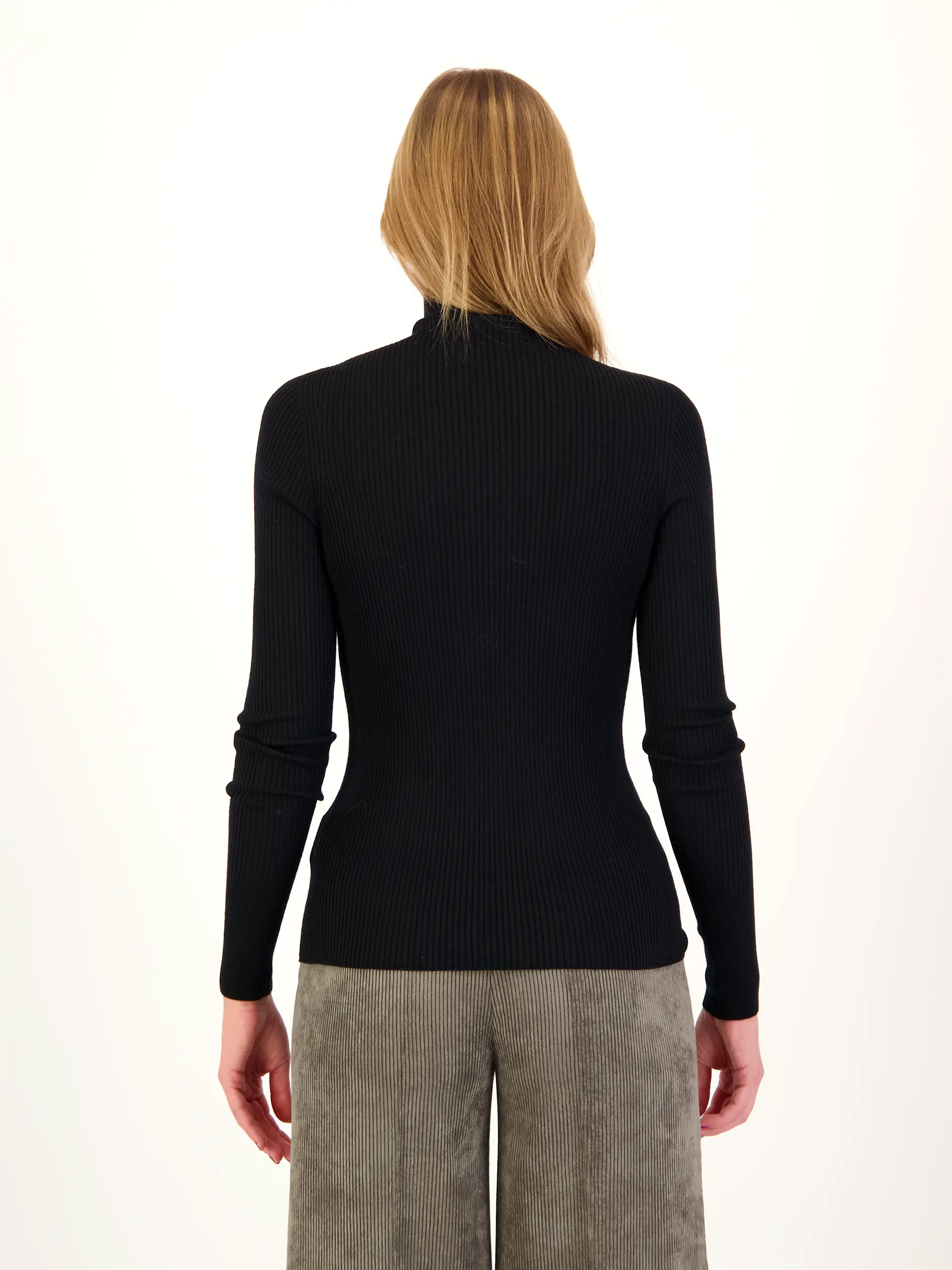 Geripptes Langarmshirt 'Inari' aus Schurwolle - Artikel Rückseite getragen von einem Modell - Farbe: Schwarz