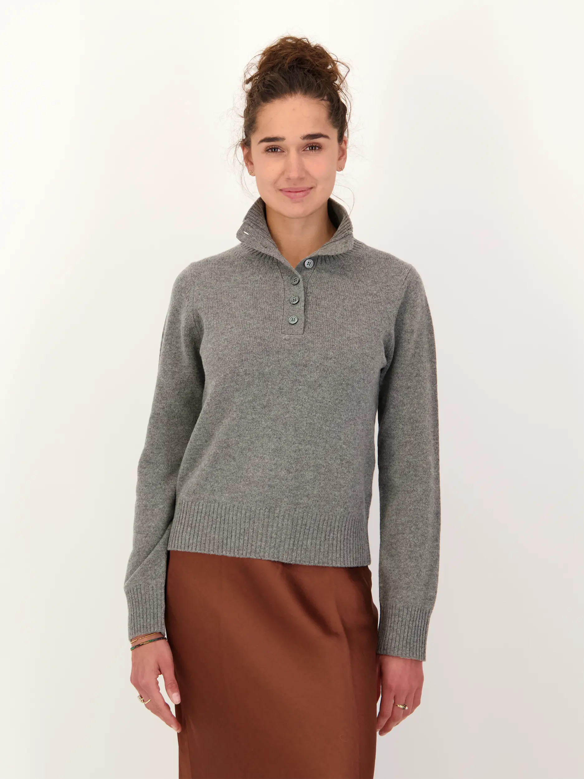 Pullover 'Saelif' - Artikel Vorderseite getragen von einem Modell - Farbe: Grau