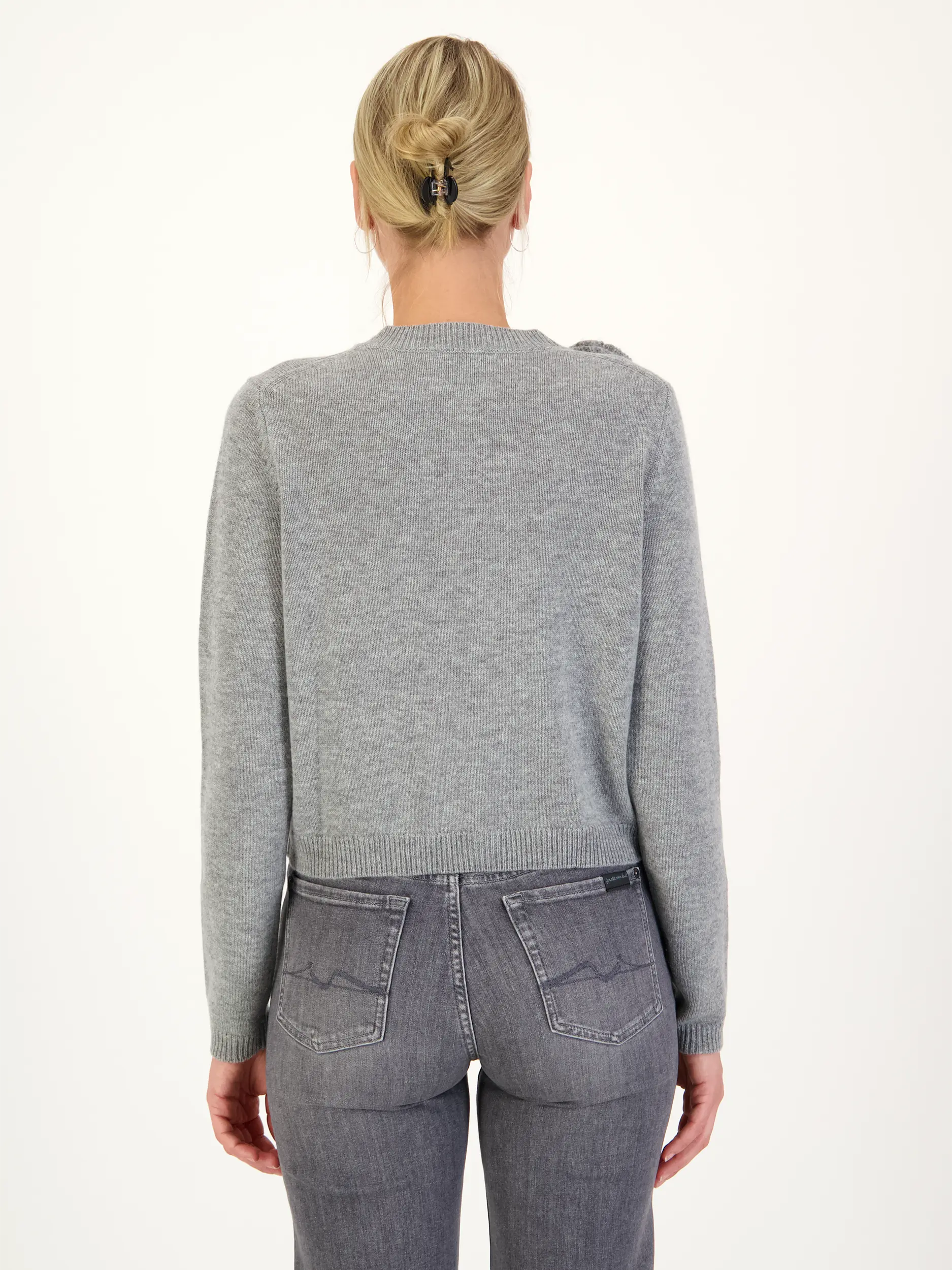 Strickjacke aus Wolle - Artikel Rückseite getragen von einem Modell - Farbe: Grau