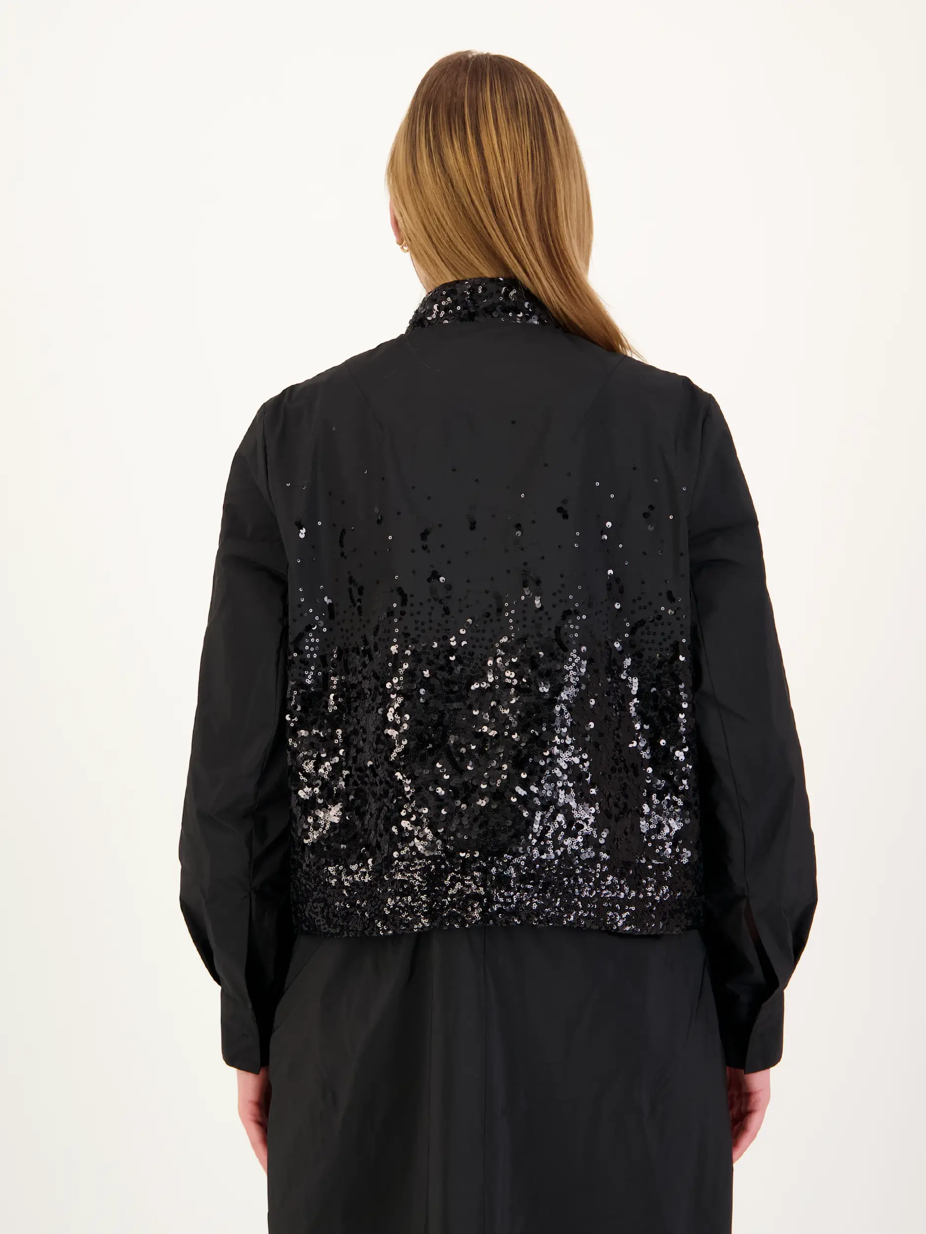 Jacke mit Pailletten - Artikel Rückseite getragen von einem Modell - Farbe: Schwarz