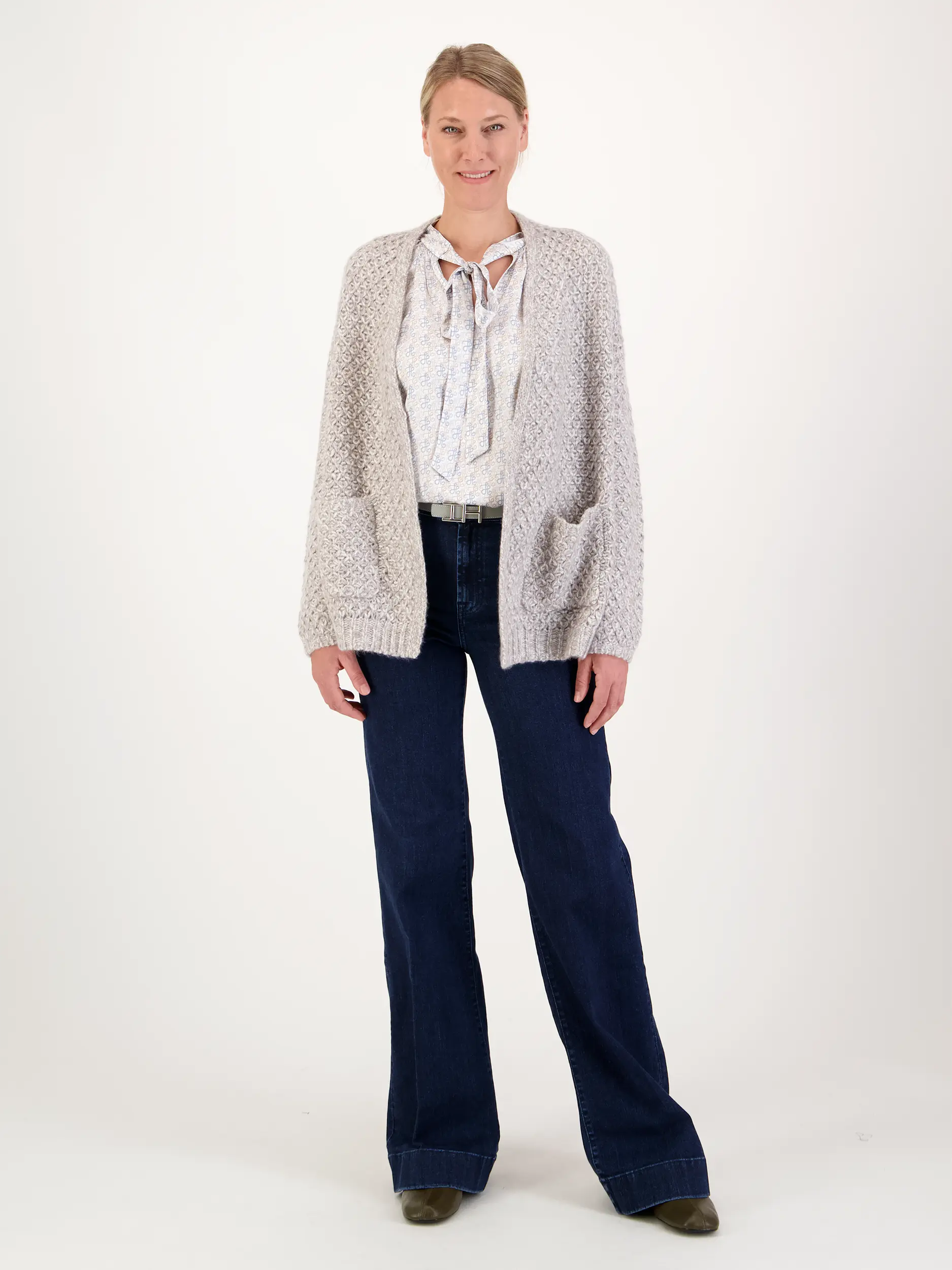 Strickjacke aus Kaschmir - Artikel Teil eines Outfits getragen von einem Modell - Farbe: Braun