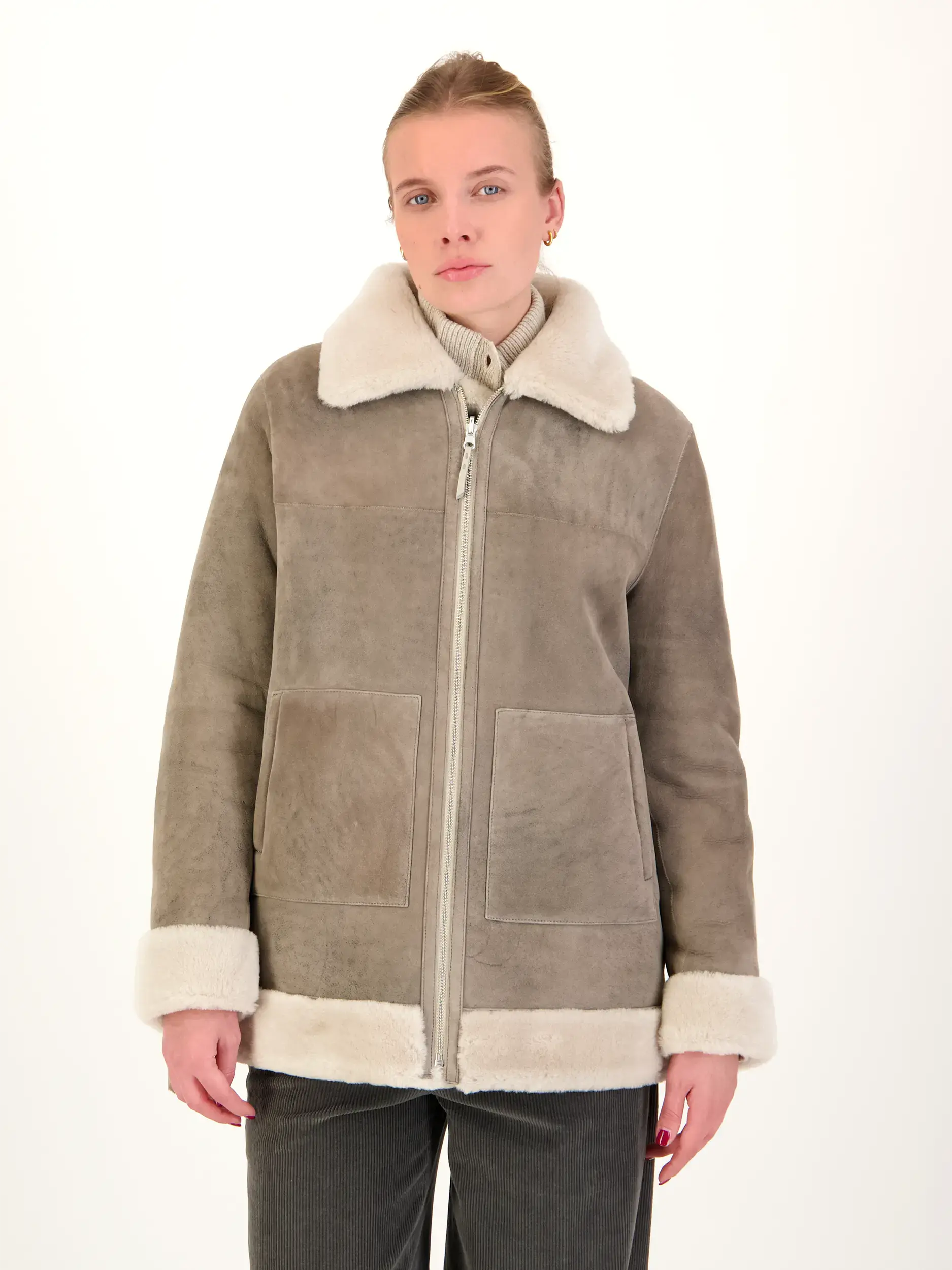 Lammfelljacke 'Rider' - Artikel Vorderseite getragen von einem Modell - Farbe: Grau