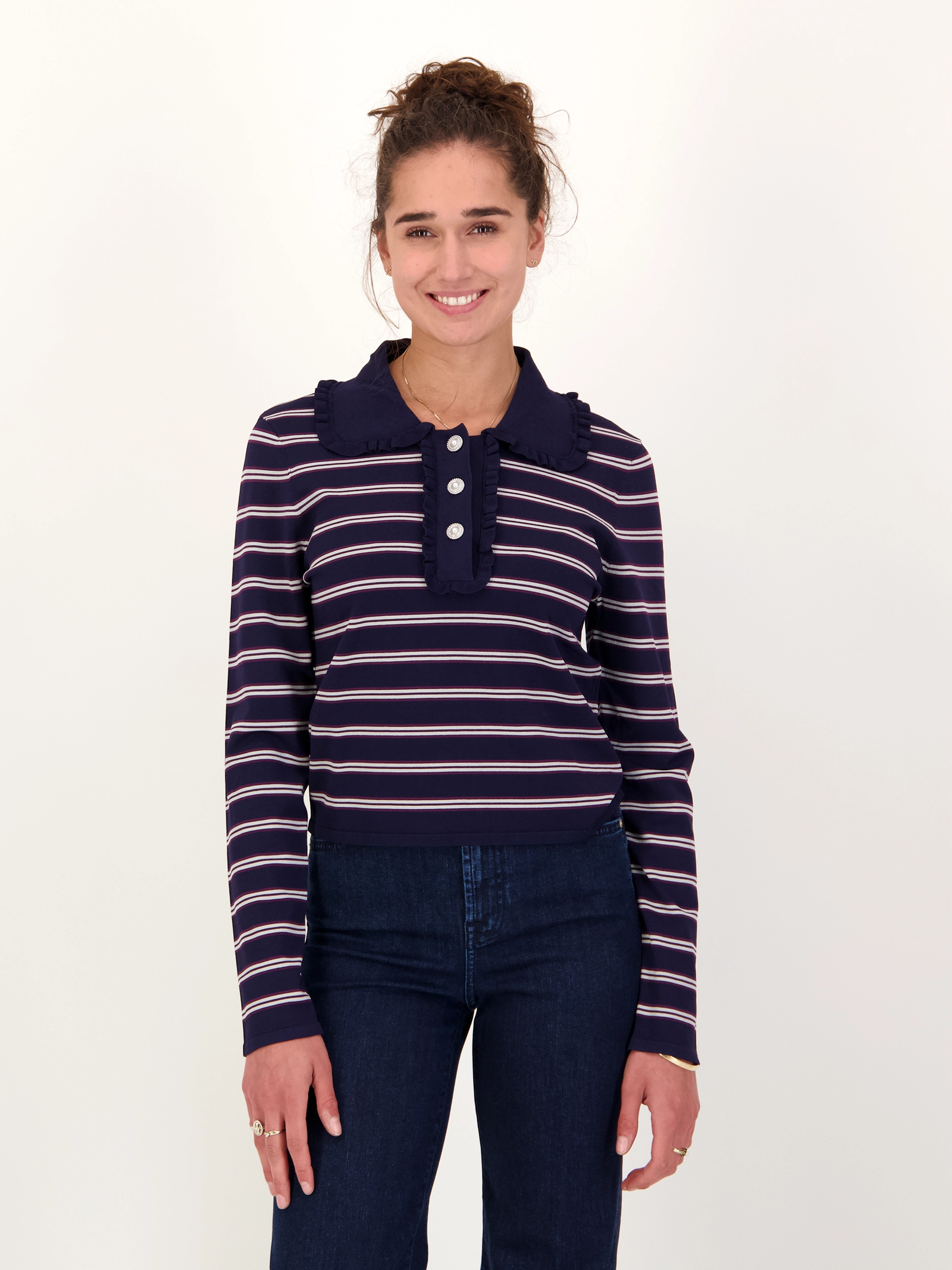 Gestreiftes Poloshirt langarm - Artikel Vorderseite getragen von einem Modell - Farbe: Blau Gestreiftes Poloshirt langarm - Artikel Vorderseite getragen von einem Modell - Farbe: Blau
