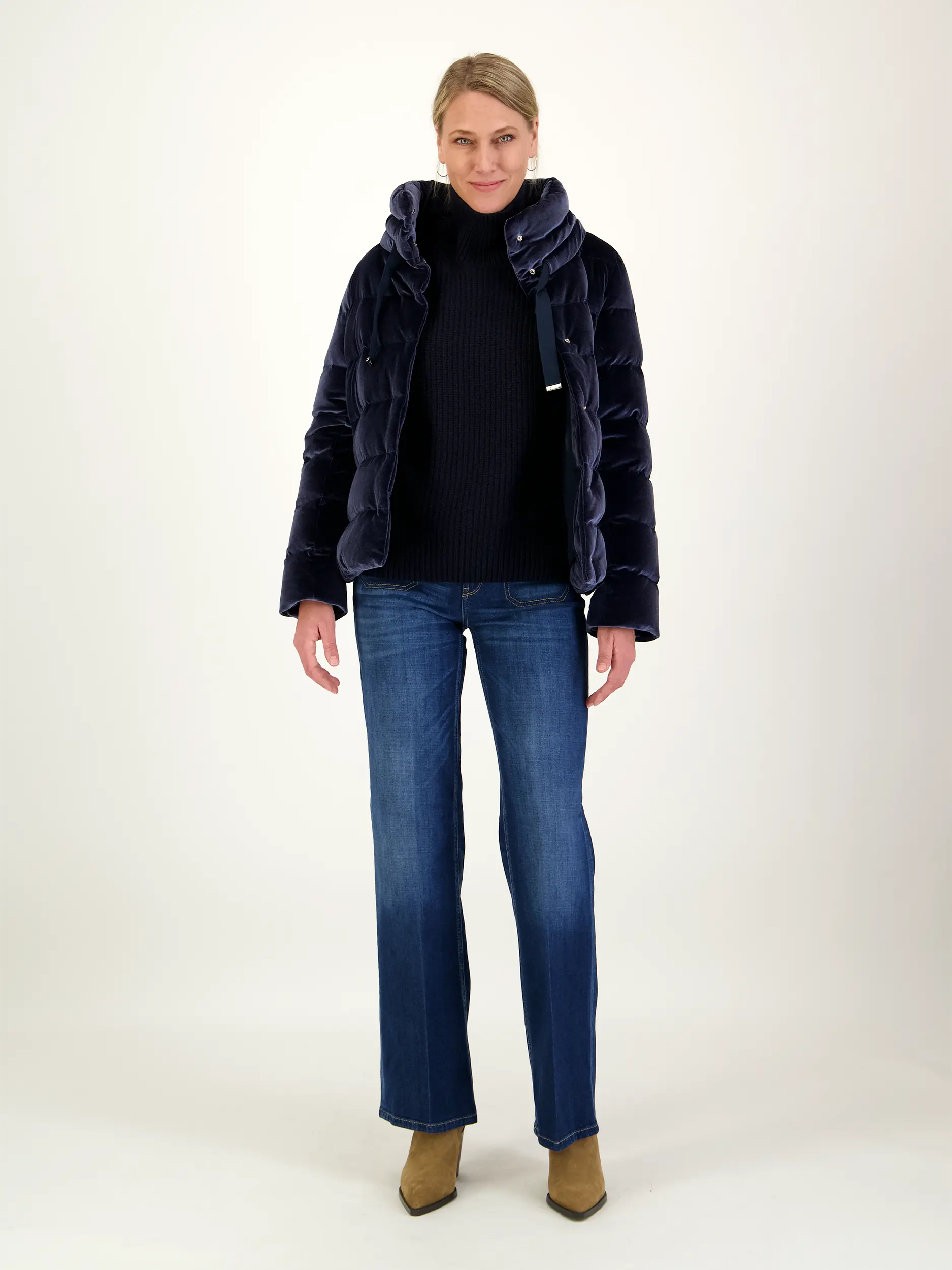 Mid Rise Wide Leg Jeans 'Tess' - Artikel Teil eines Outfits getragen von einem Modell