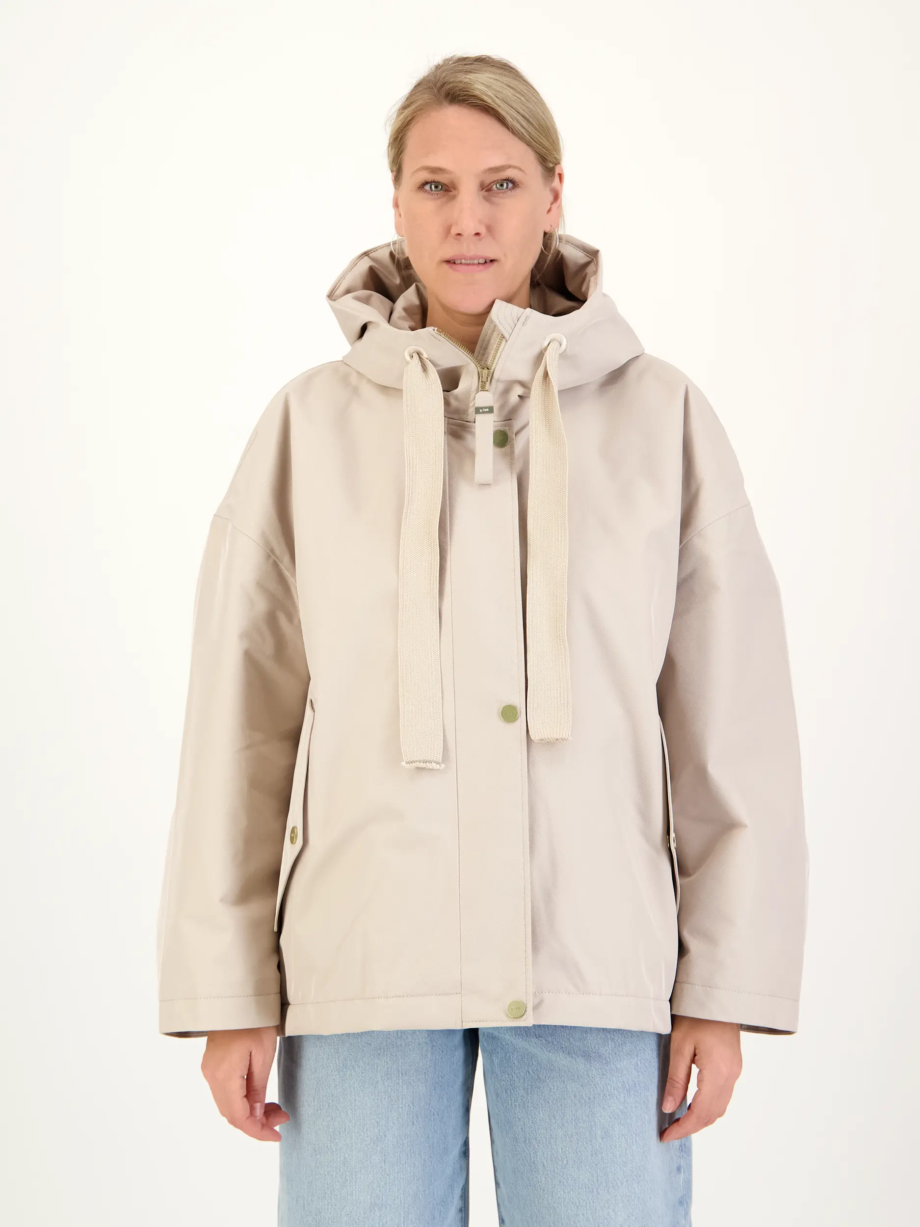 Jacke 'Rosie'  - Artikel Vorderseite getragen von einem Modell - Farbe: Beige
