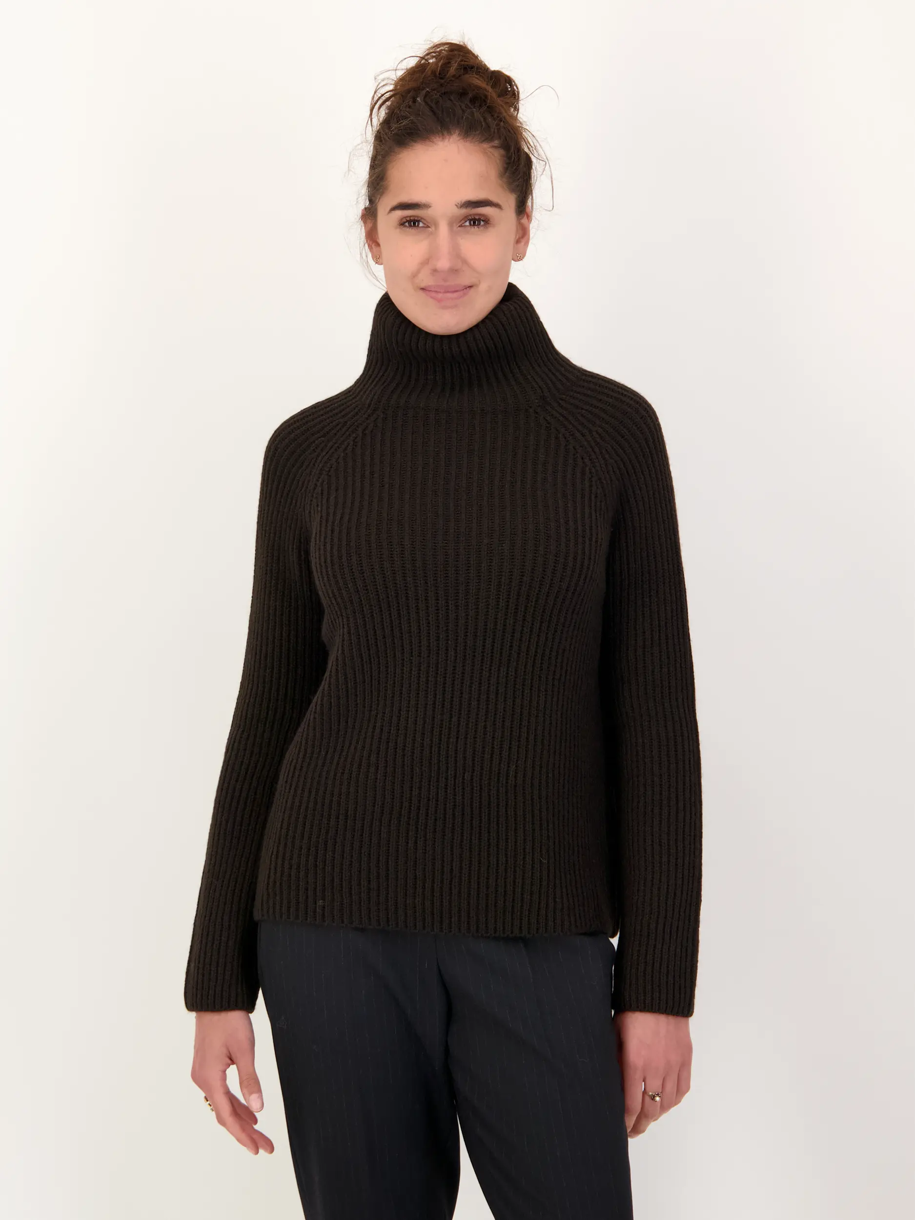 Pullover 'Arwen' aus Wolle - Artikel Vorderseite getragen von einem Modell - Farbe: Braun