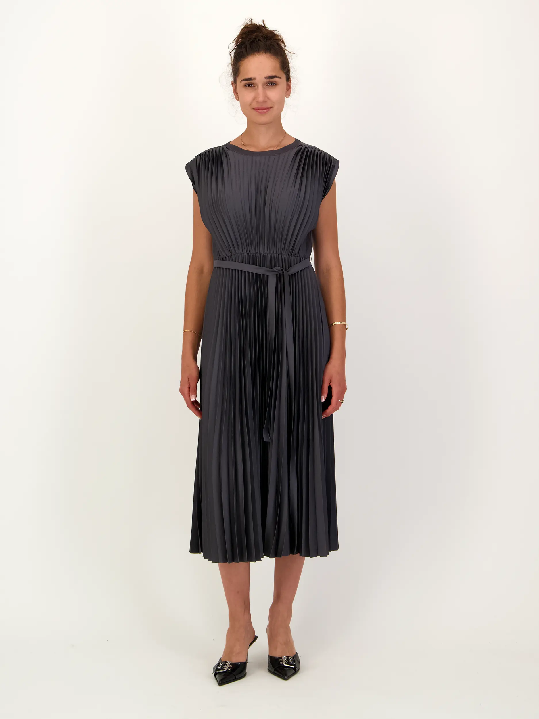 Plissiertes Midikleid ärmellos - Artikel Vorderseite getragen von einem Modell - Farbe: Grau