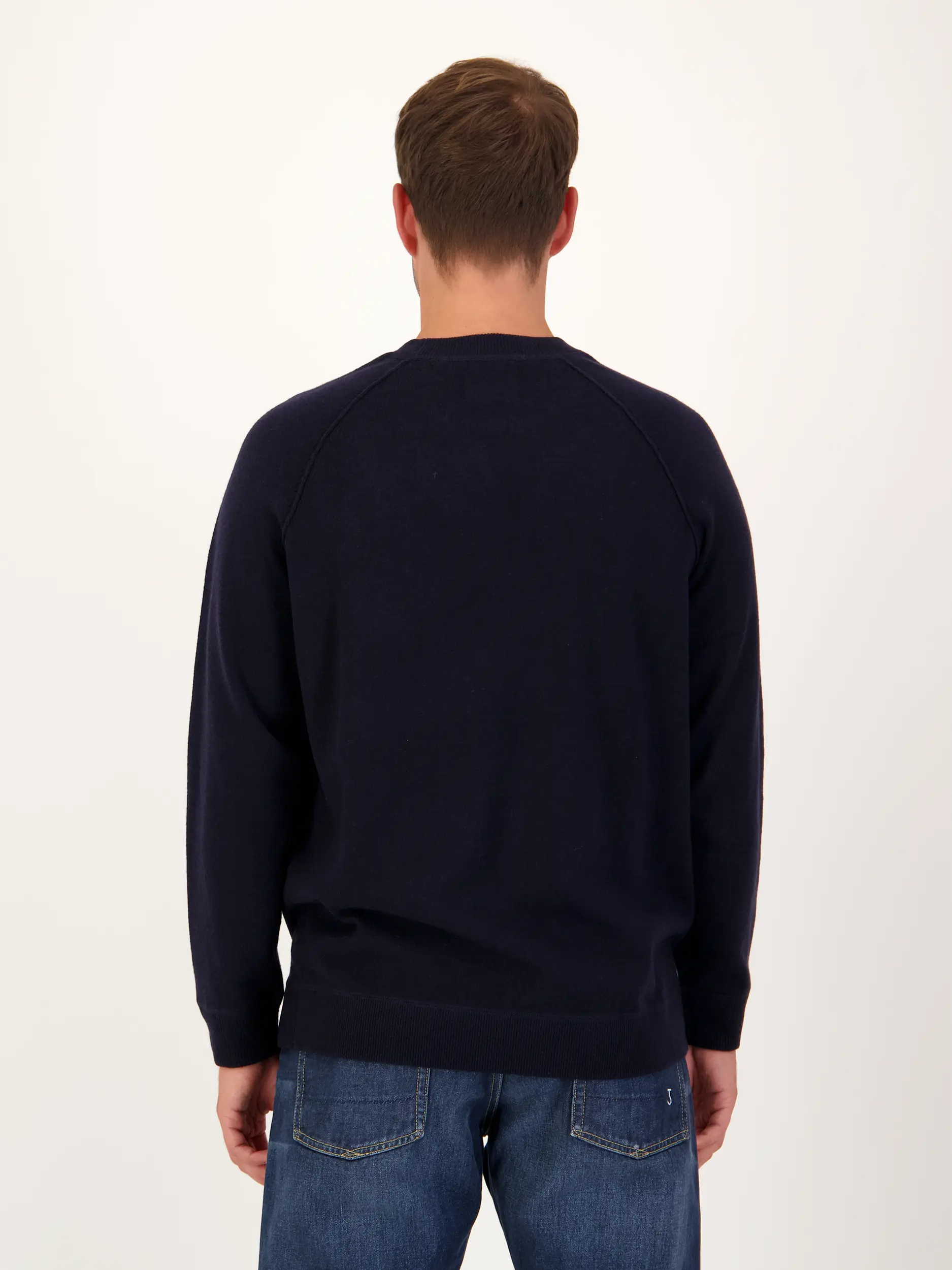 Pullover 'Clifden' aus Woll-Mix langarm - Artikel Rückseite getragen von einem Modell - Farbe: Blau