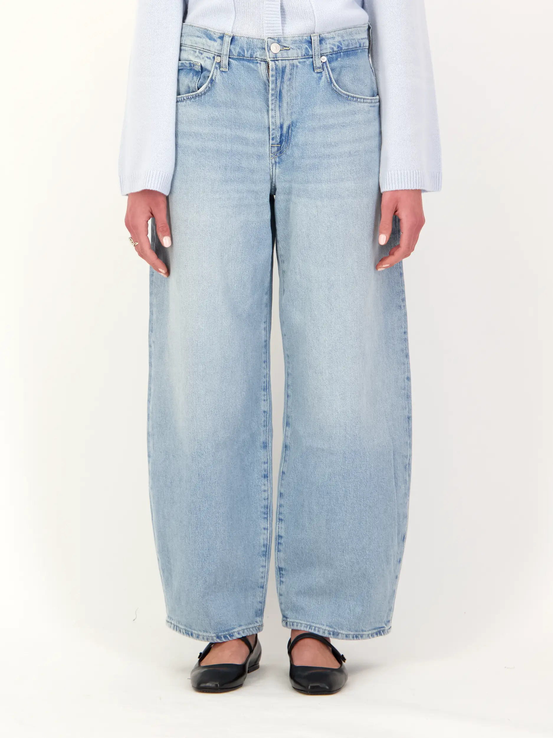 High Rise Barrel Jeans 'Bonnie' - Artikel Vorderseite getragen von einem Modell - Farbe: Blau