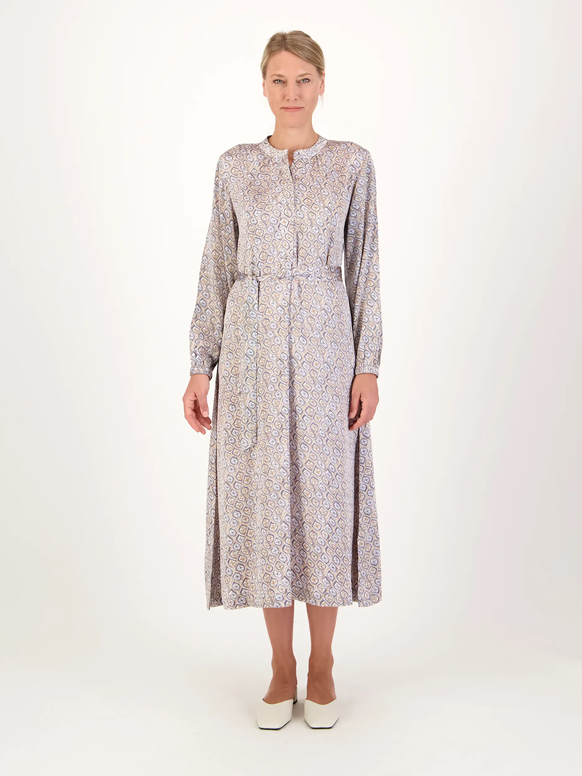 Gemustertes Midi Seidenkleid 'Farus' langarm - Artikel Vorderseite getragen von einem Modell - Farbe: Blau