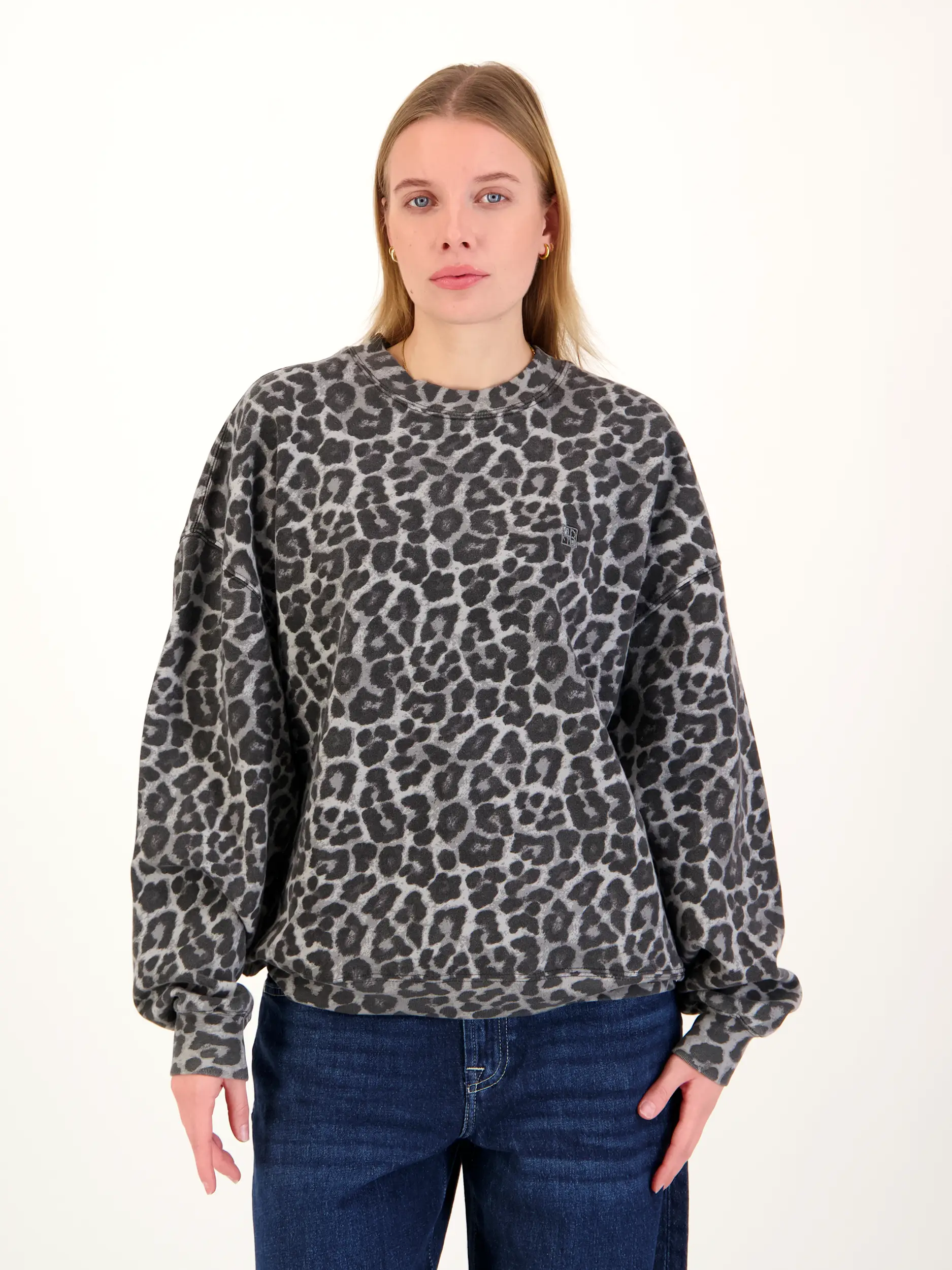 Sweatshirt 'Miles' mit Leo-Print - Artikel Vorderseite getragen von einem Modell - Farbe: Grau Sweatshirt 'Miles' mit Leo-Print - Artikel Vorderseite getragen von einem Modell - Farbe: Grau