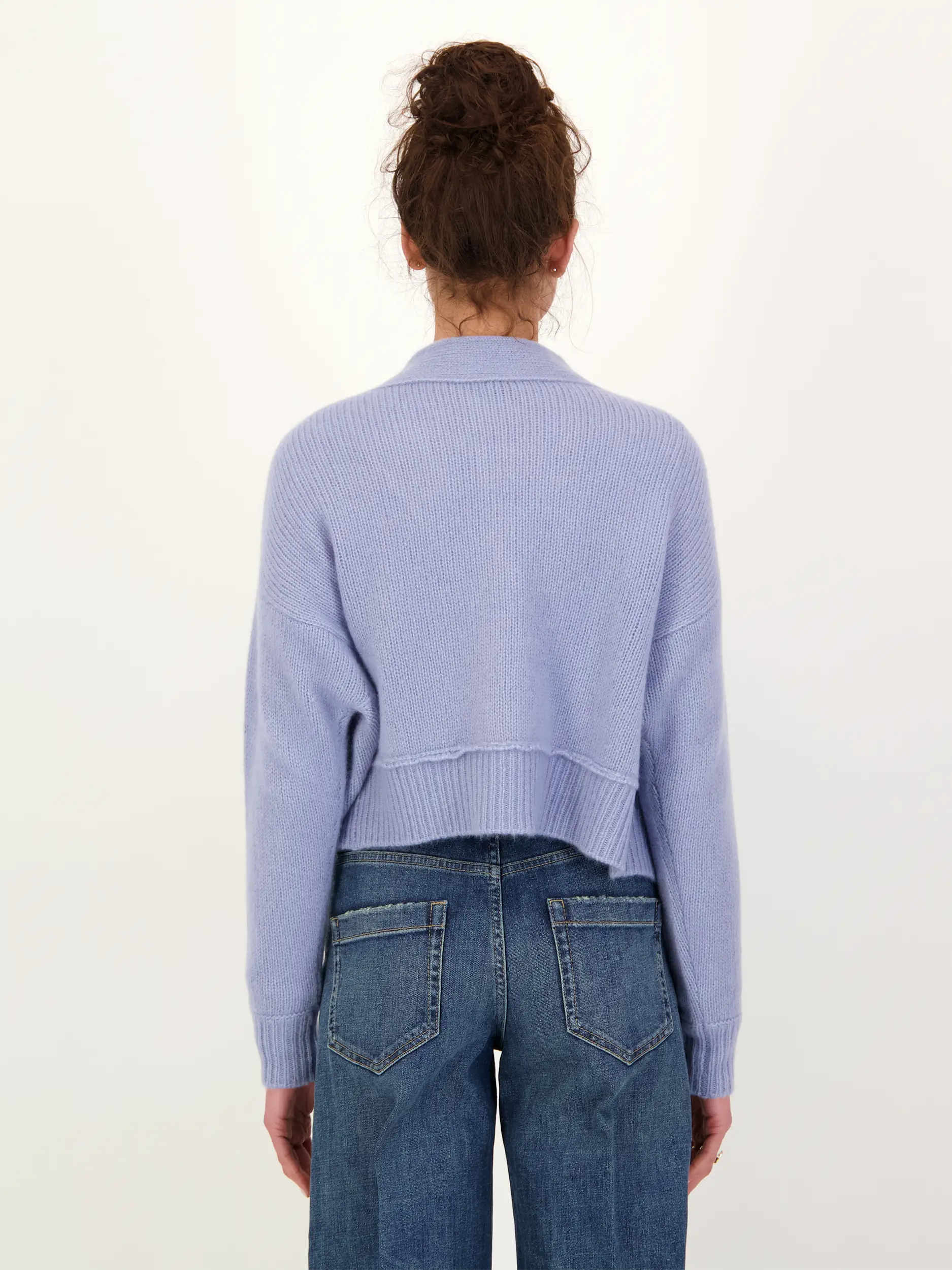 Strickjacke 'Riely' aus Kaschmir - Artikel Rückseite getragen von einem Modell - Farbe: Blau