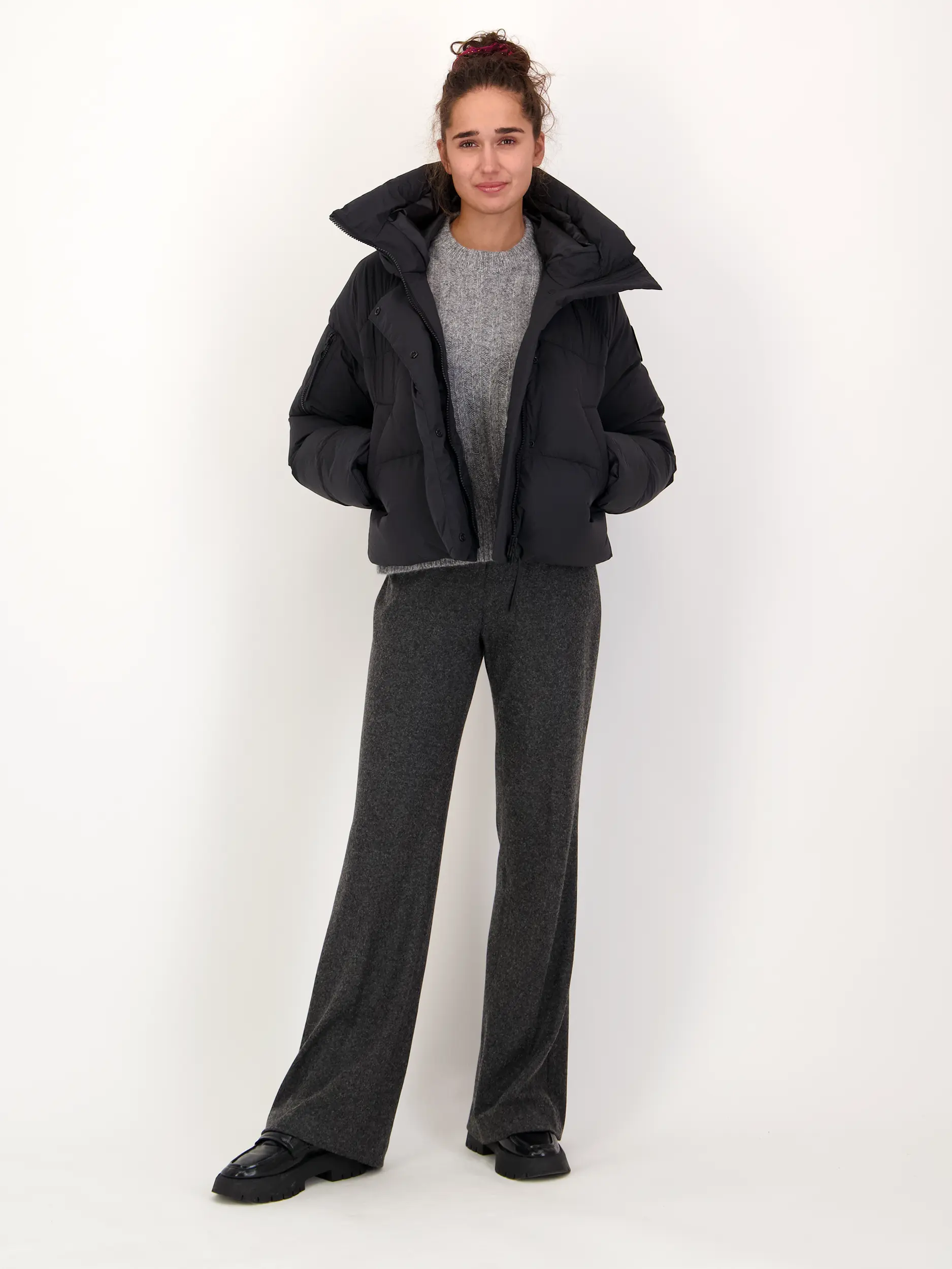Steppjacke 'Chilliwack Puffer' - Artikel Teil eines Outfits getragen von einem Modell - Farbe: Schwarz