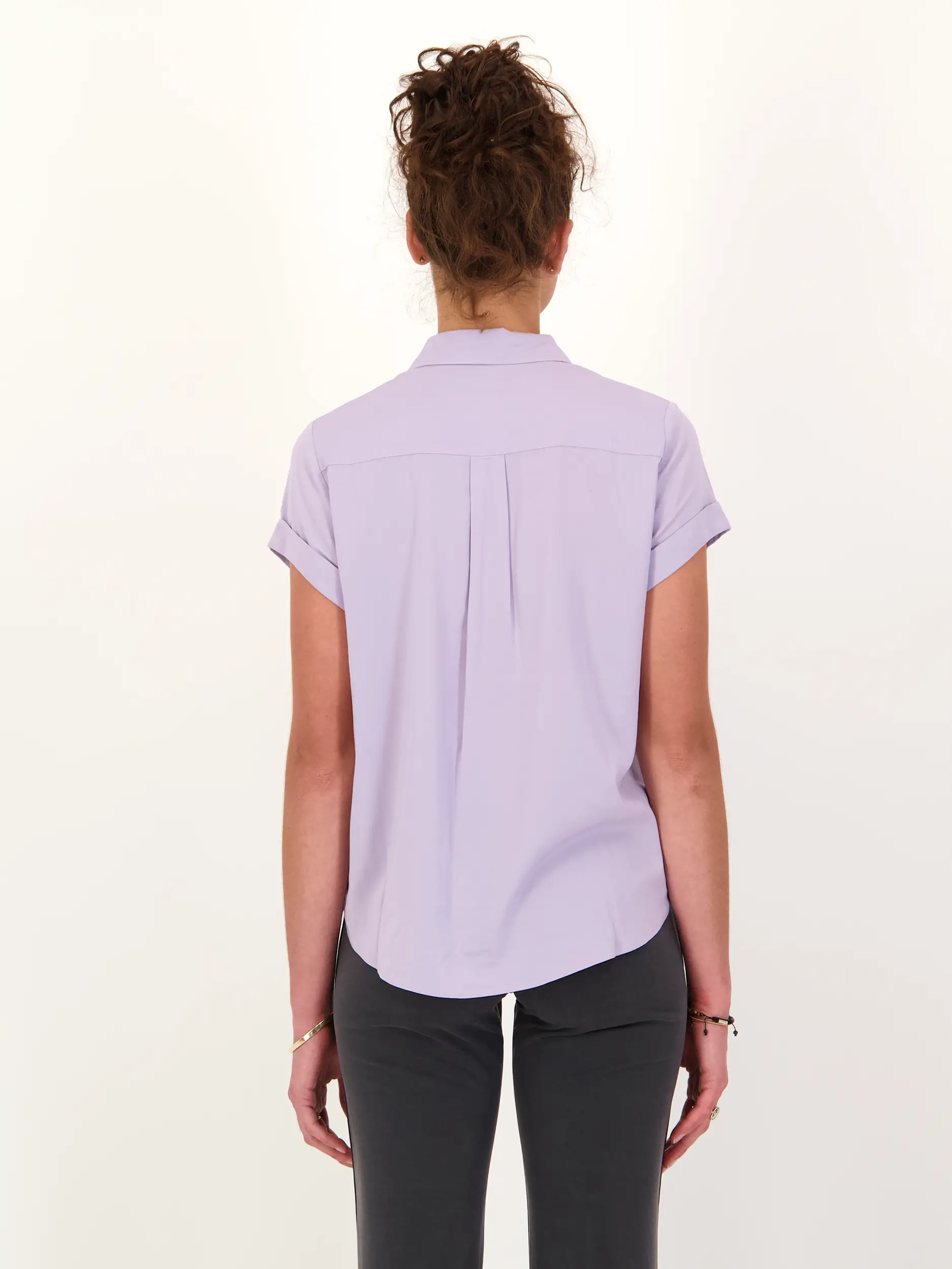 Bluse 'Majan' kurzarm - Artikel Rückseite getragen von einem Modell - Farbe: Violett