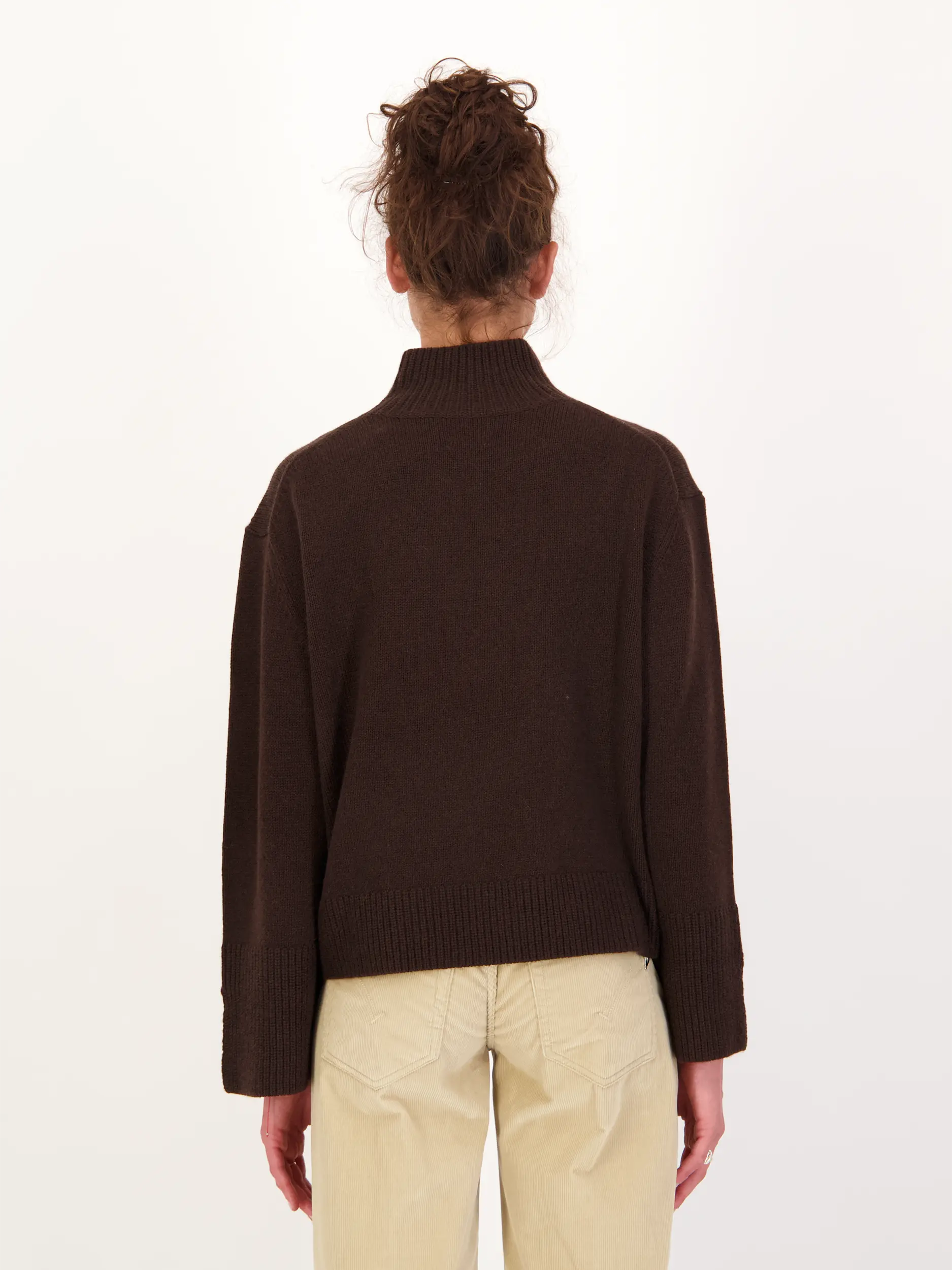 Pullover aus Wolle langarm - Artikel Rückseite getragen von einem Modell - Farbe: Braun
