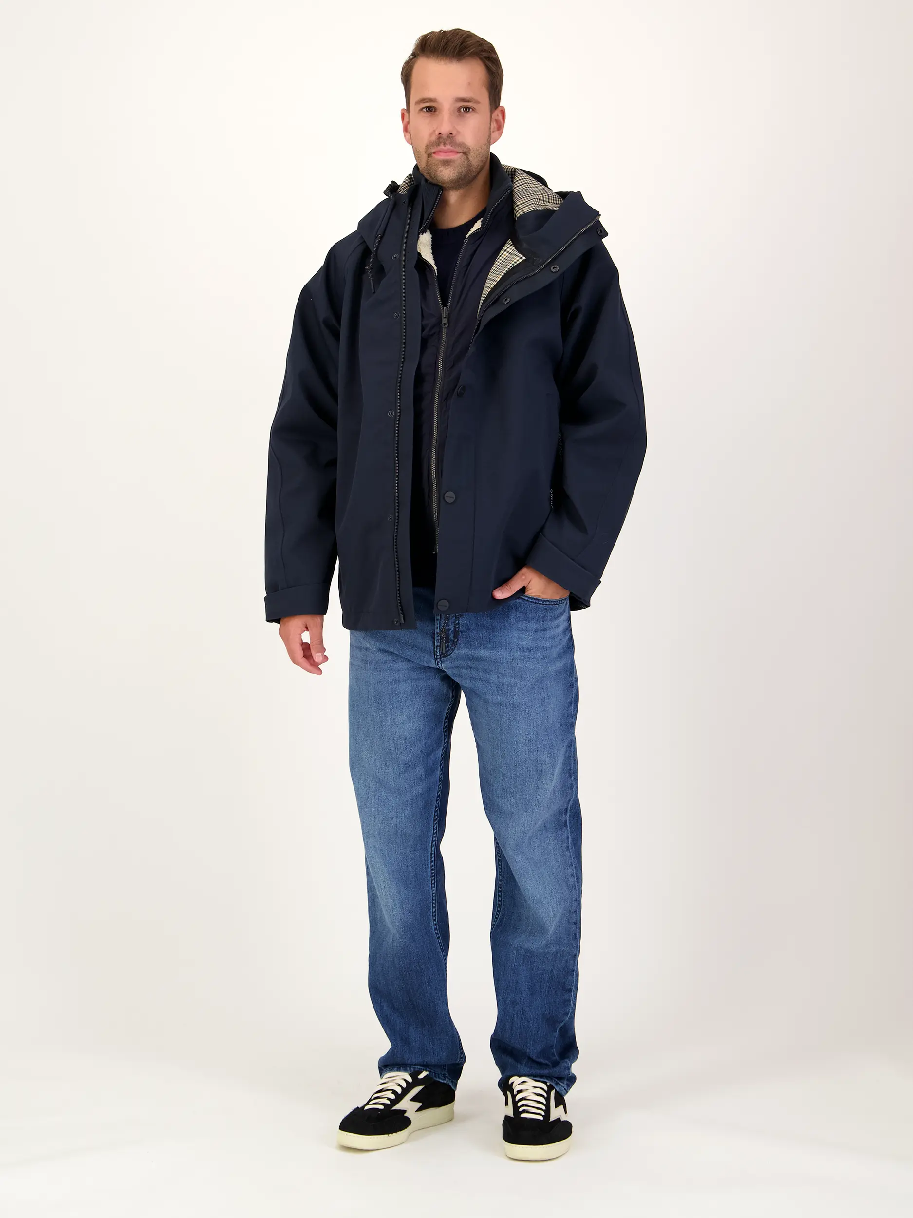 Wasserdichte 4-in-1 Jacke - Artikel Teil eines Outfits getragen von einem Modell - Farbe: Blau