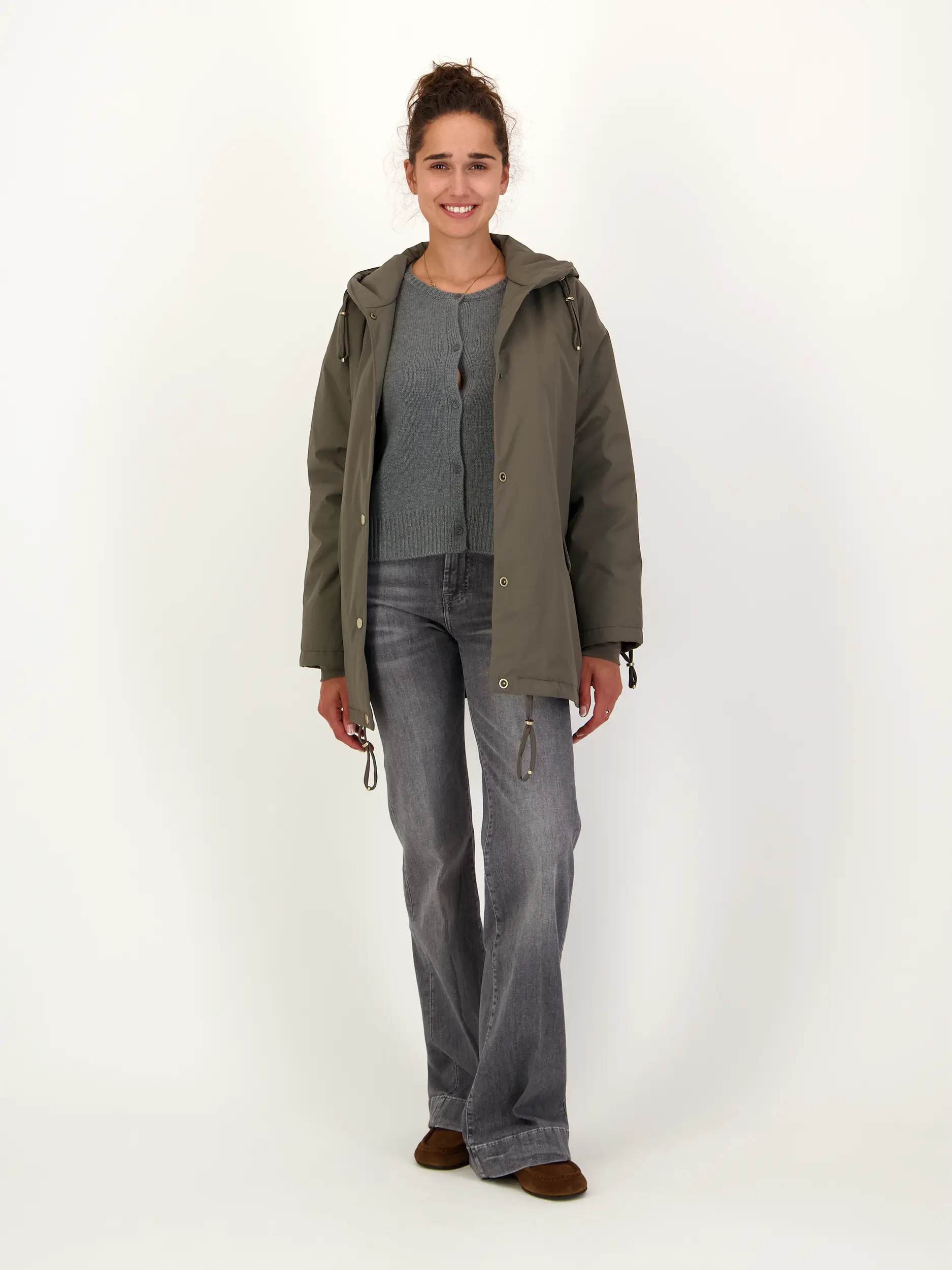 Strickjacke aus Kaschmir langarm - Artikel Teil eines Outfits getragen von einem Modell - Farbe: Grün