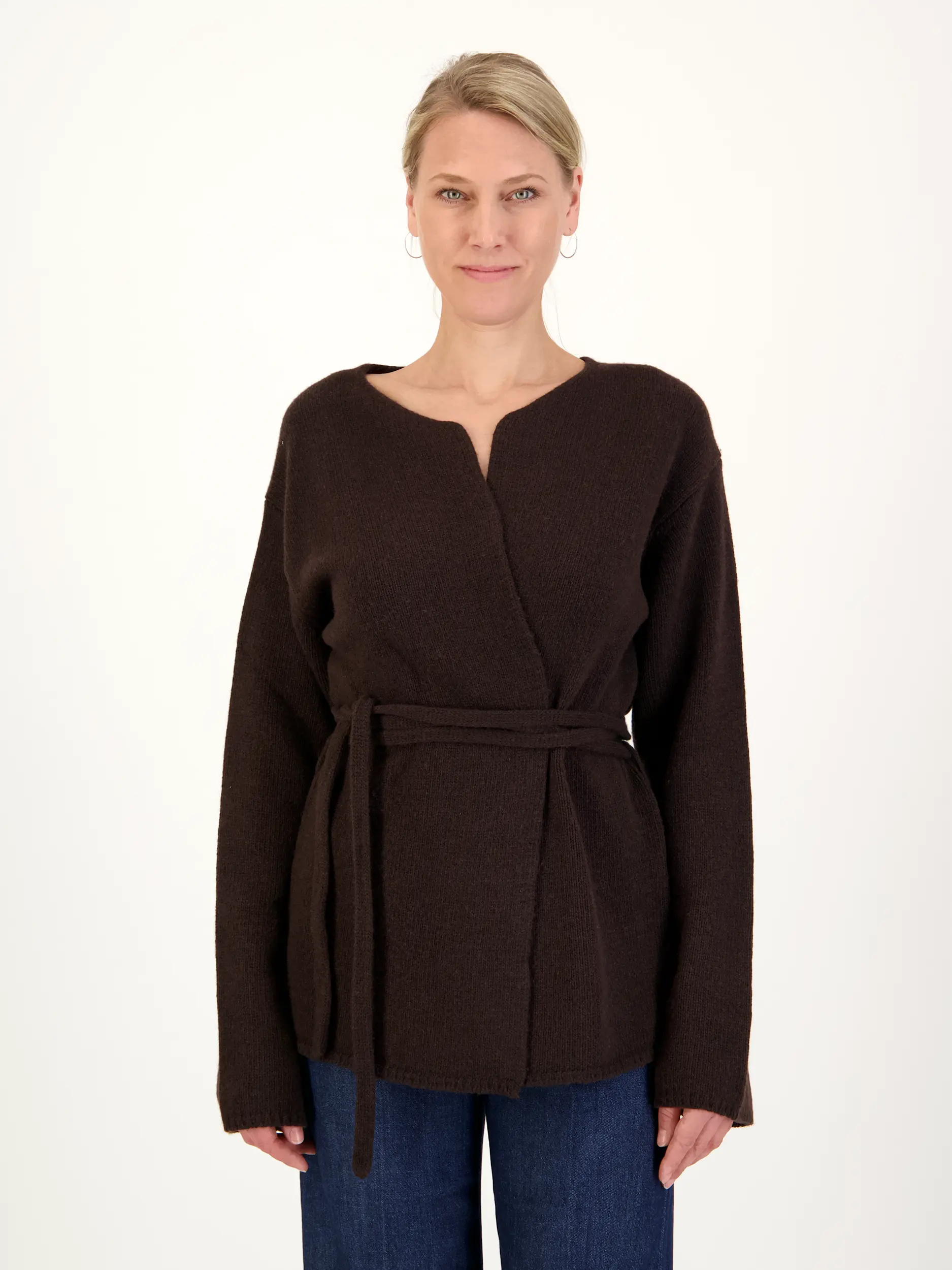Strickjacke 'Victoria' aus Kaschmir-Mix langarm - Artikel Vorderseite getragen von einem Modell - Farbe: Braun