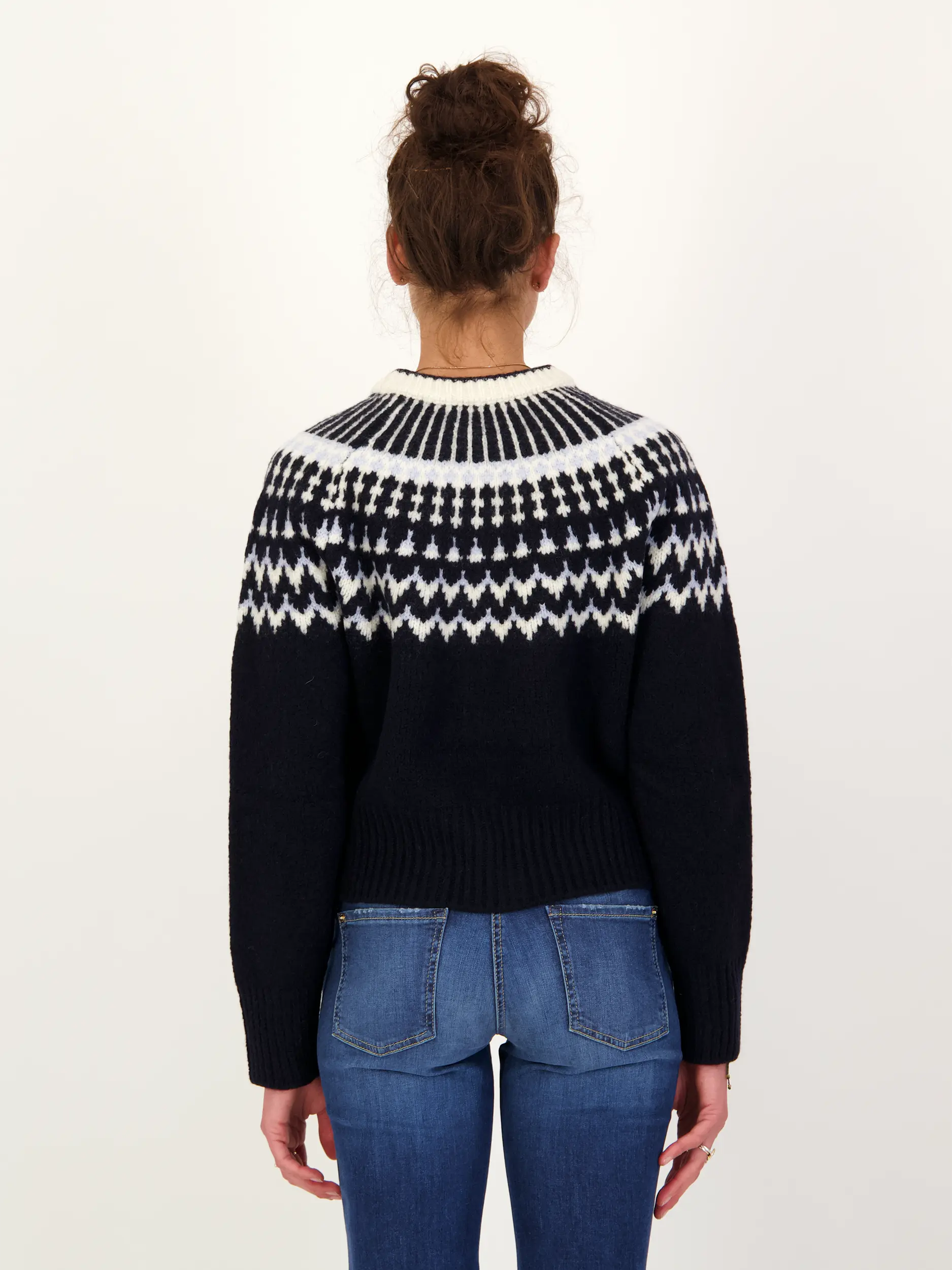 Gemusterte Strickjacke 'Norwegerjacket' aus Wolle - Artikel Rückseite getragen von einem Modell - Farbe: Blau