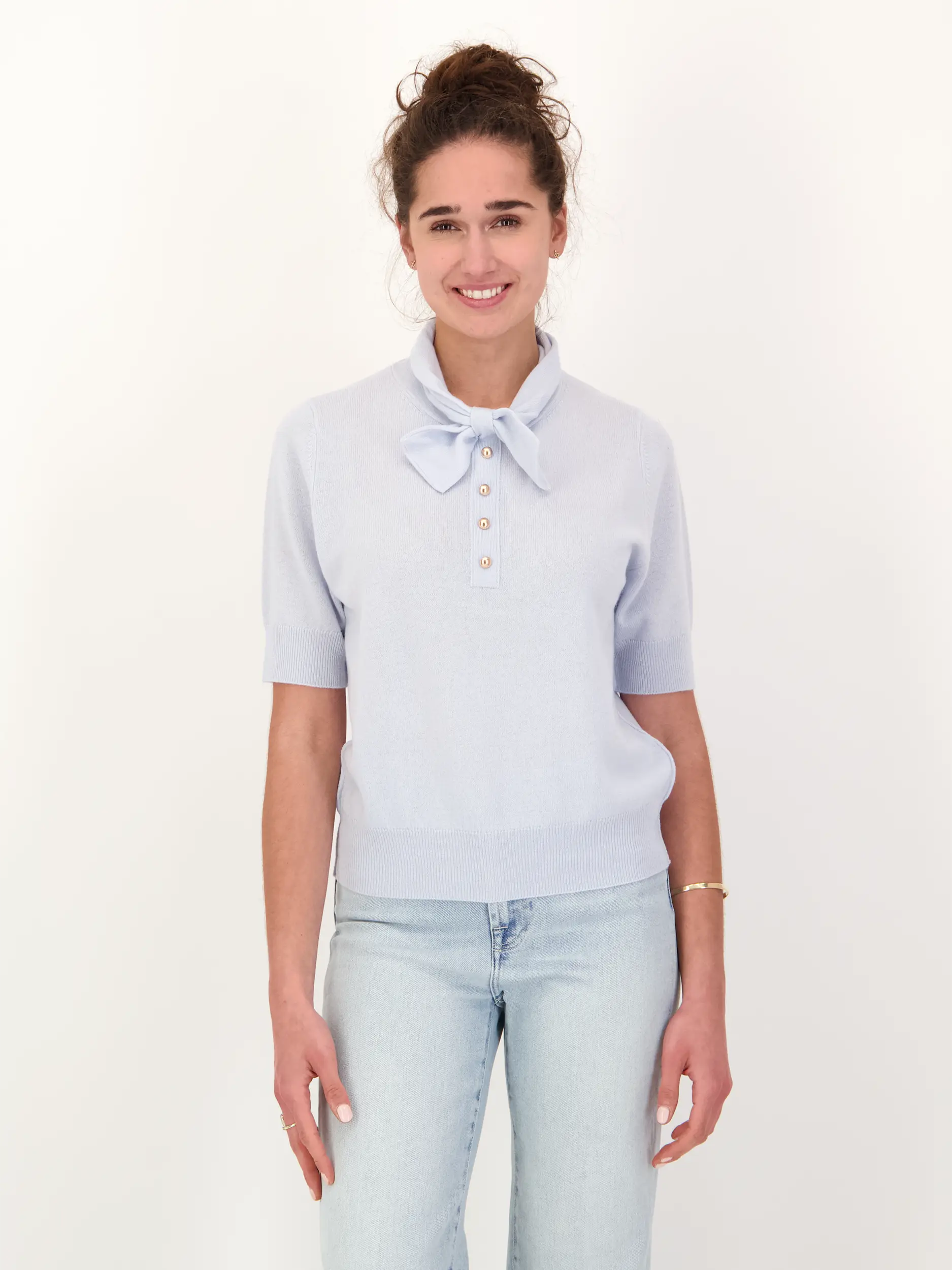 Pullover aus Wolle mit Schleife kurzarm - Artikel Vorderseite getragen von einem Modell - Farbe: Blau