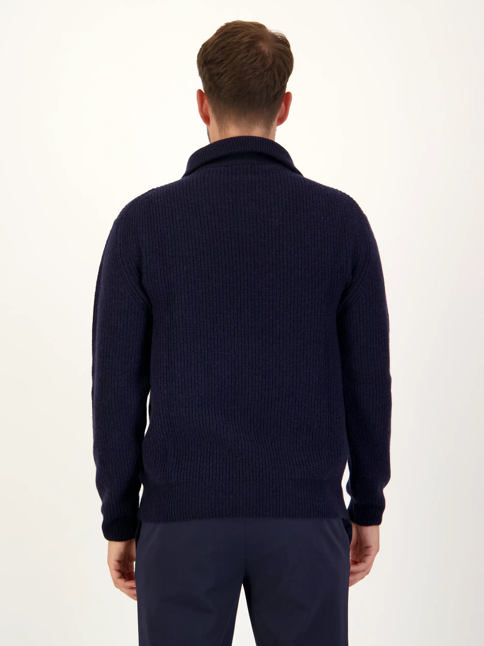 Rippstrickpullover aus Kaschmir langarm - Artikel Rückseite getragen von einem Modell - Farbe: Blau