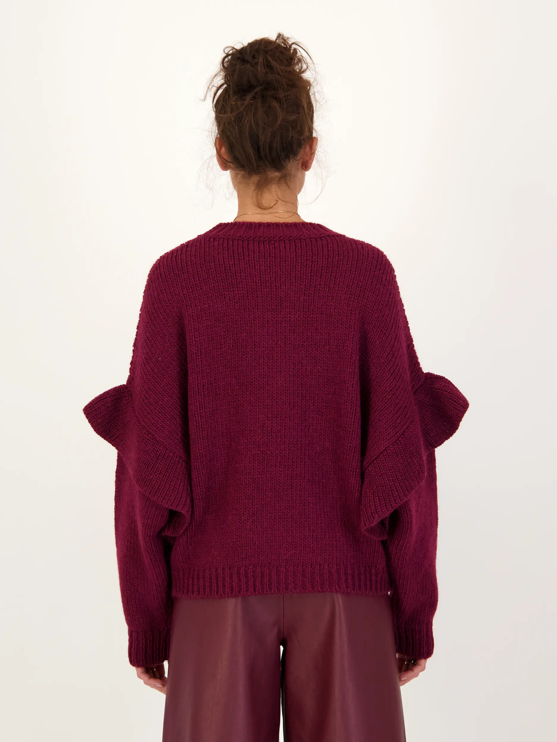 Pullover 'Ijune' aus Wolle langarm - Artikel Rückseite getragen von einem Modell - Farbe: Rot