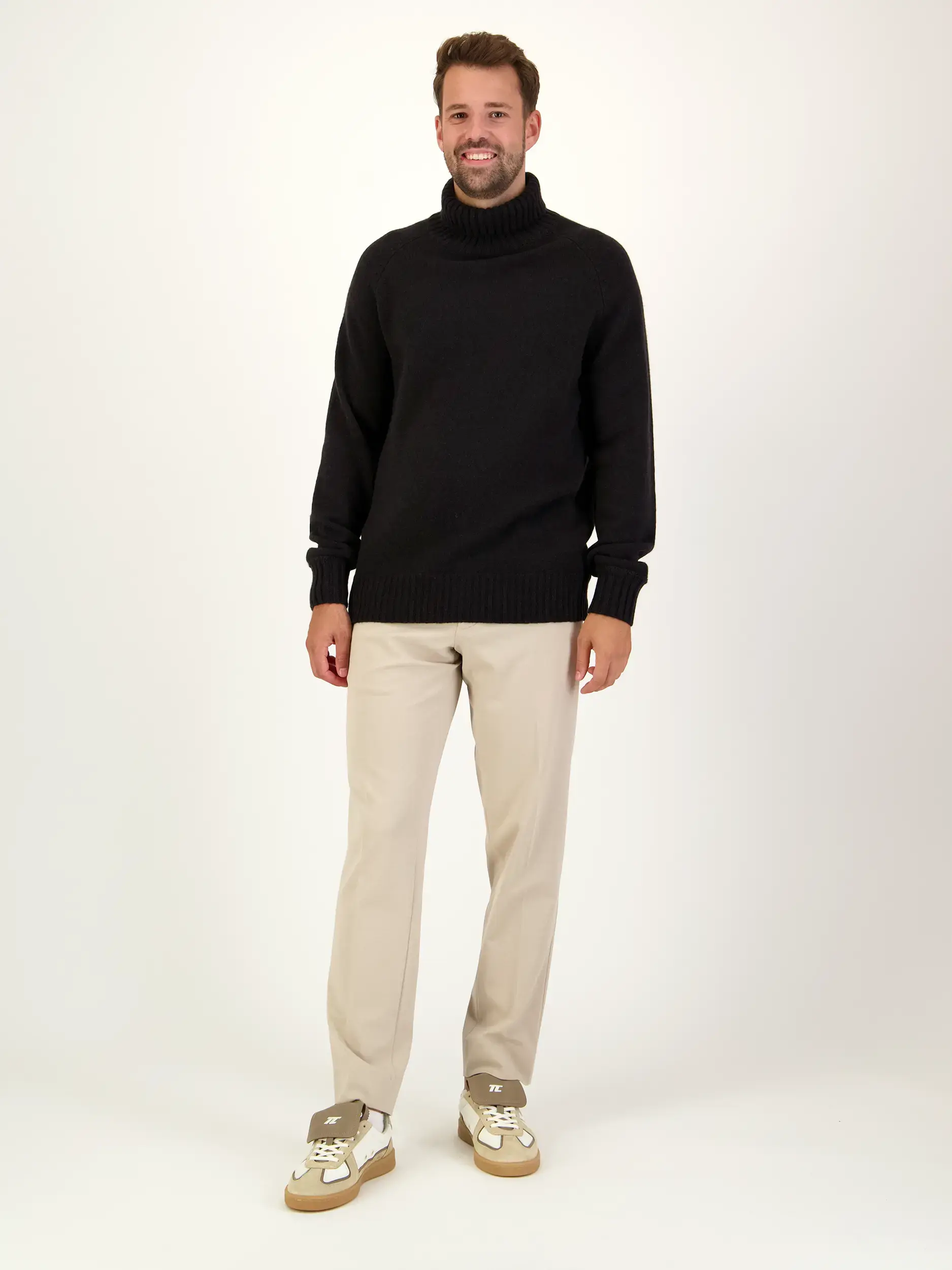 Chino 'Davide' - Artikel Teil eines Outfits getragen von einem Modell Chino 'Davide' - Artikel Teil eines Outfits getragen von einem Modell