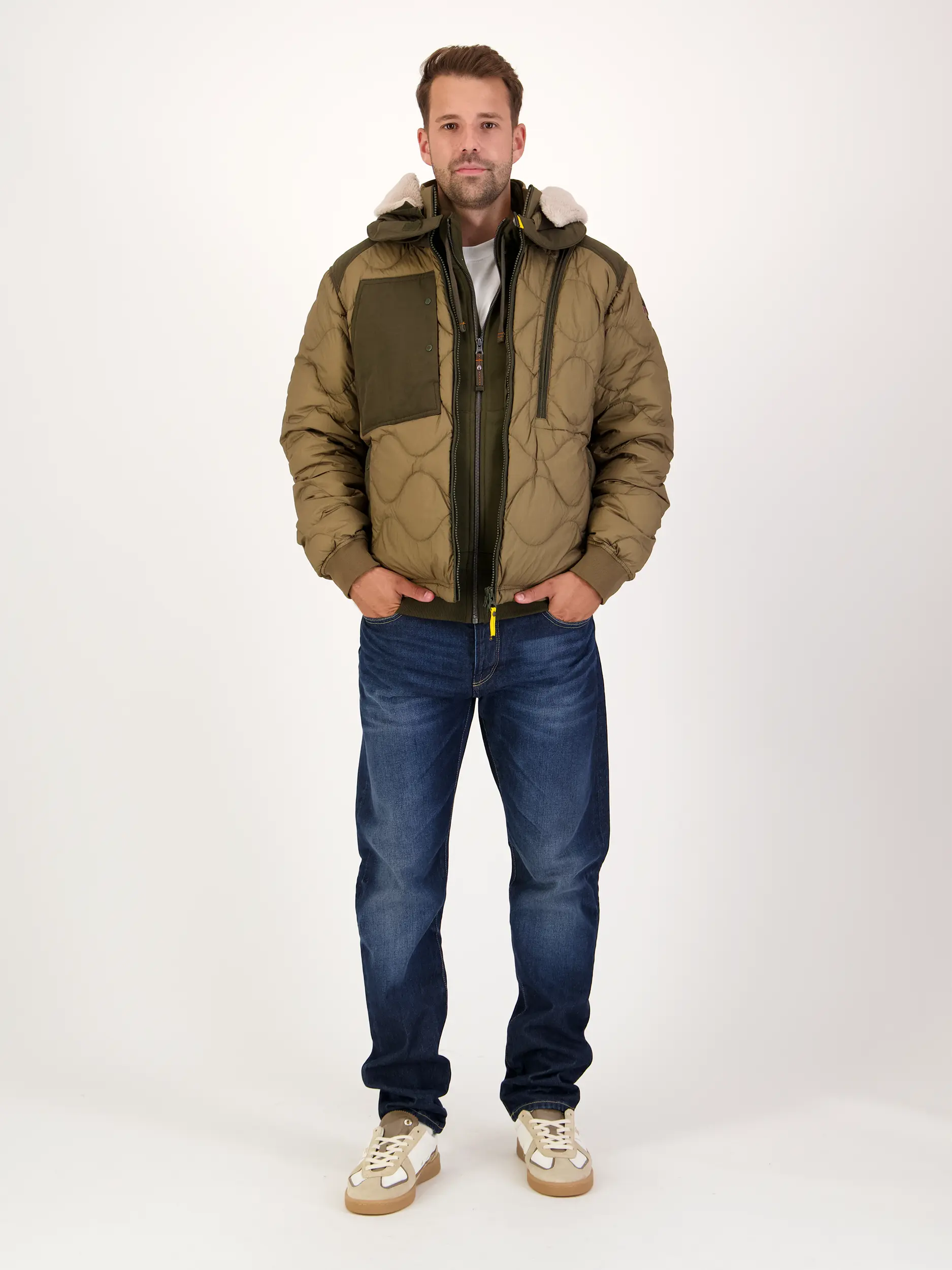 Wasserabweisende Daunenjacke 'Akutan' - Artikel Teil eines Outfits getragen von einem Modell - Farbe: Braun