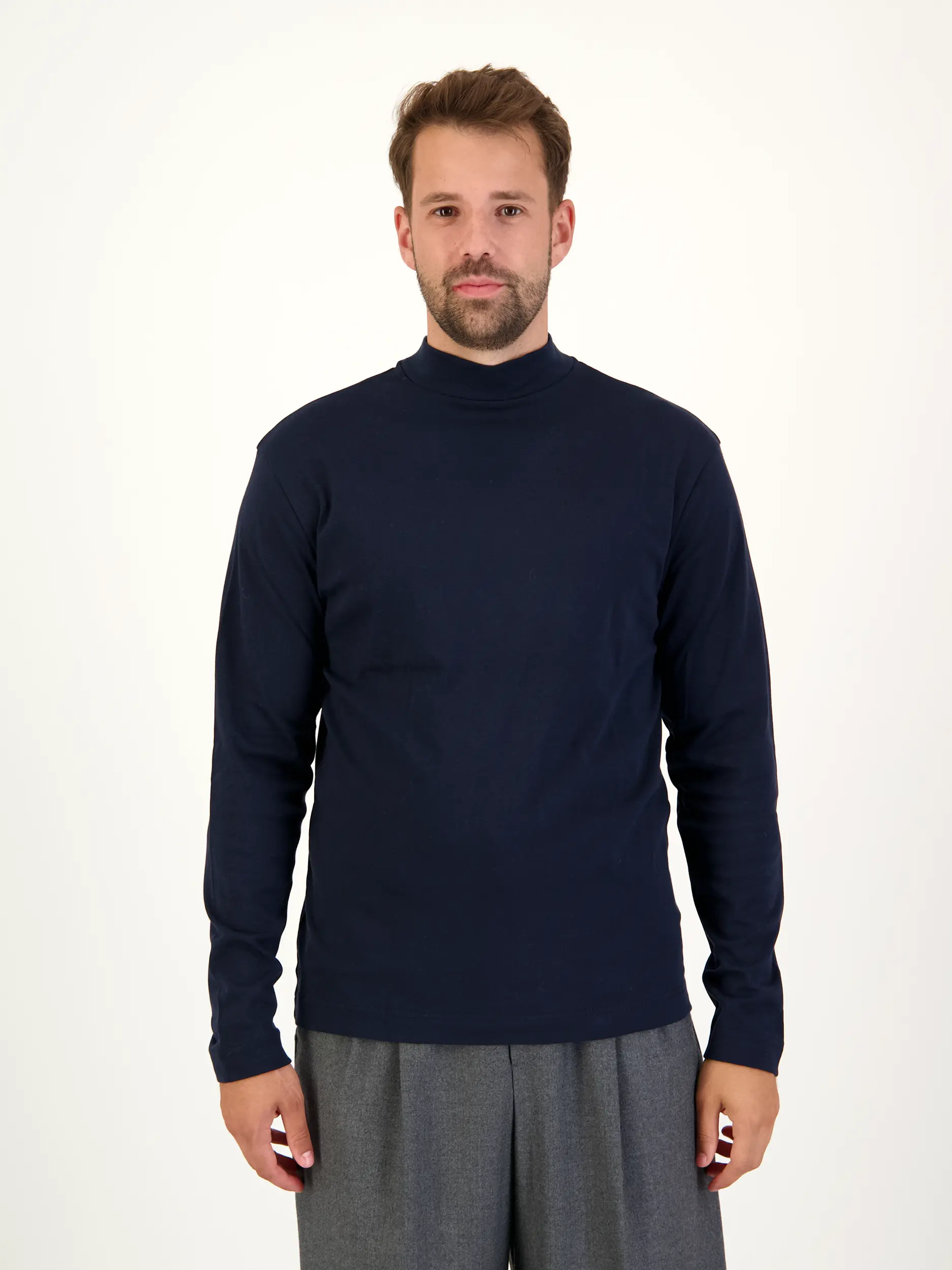 Langarmshirt 'Moritzo' - Artikel Vorderseite getragen von einem Modell - Farbe: Blau