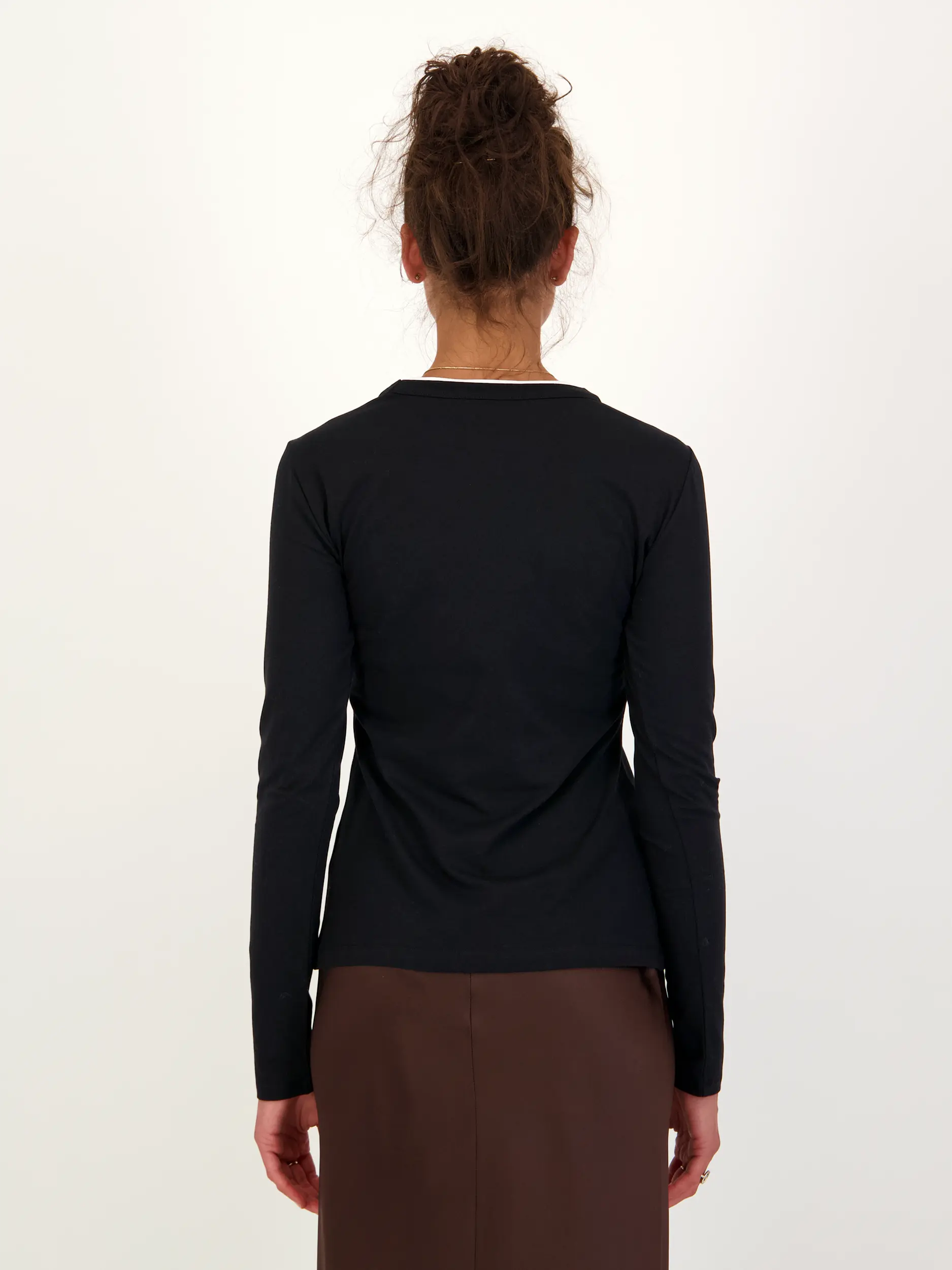 Langarmshirt 'All Time Favorites' - Artikel Rückseite getragen von einem Modell - Farbe: Schwarz