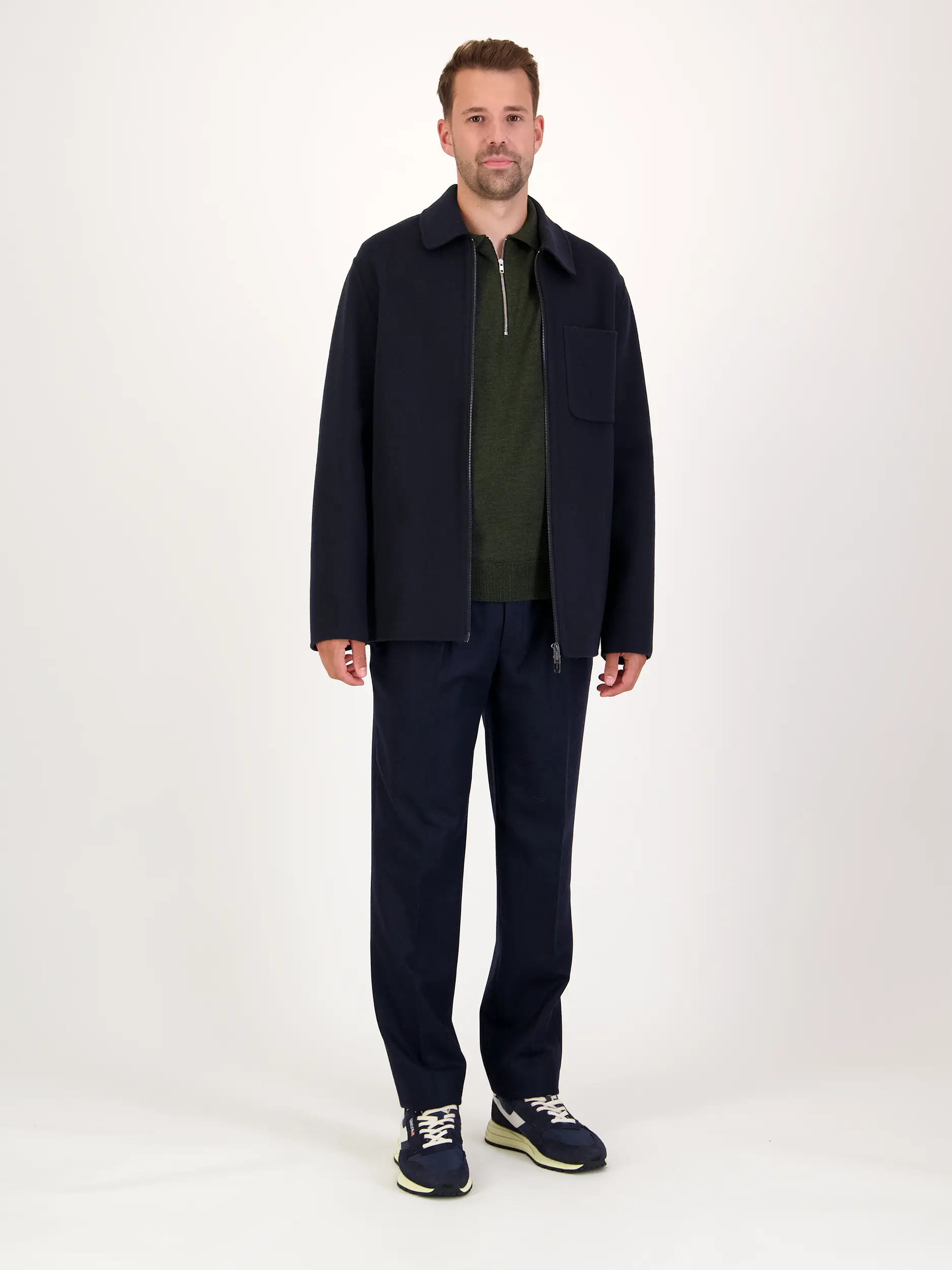 Overshirt aus Woll-Mix - Artikel Teil eines Outfits getragen von einem Modell - Farbe: Blau