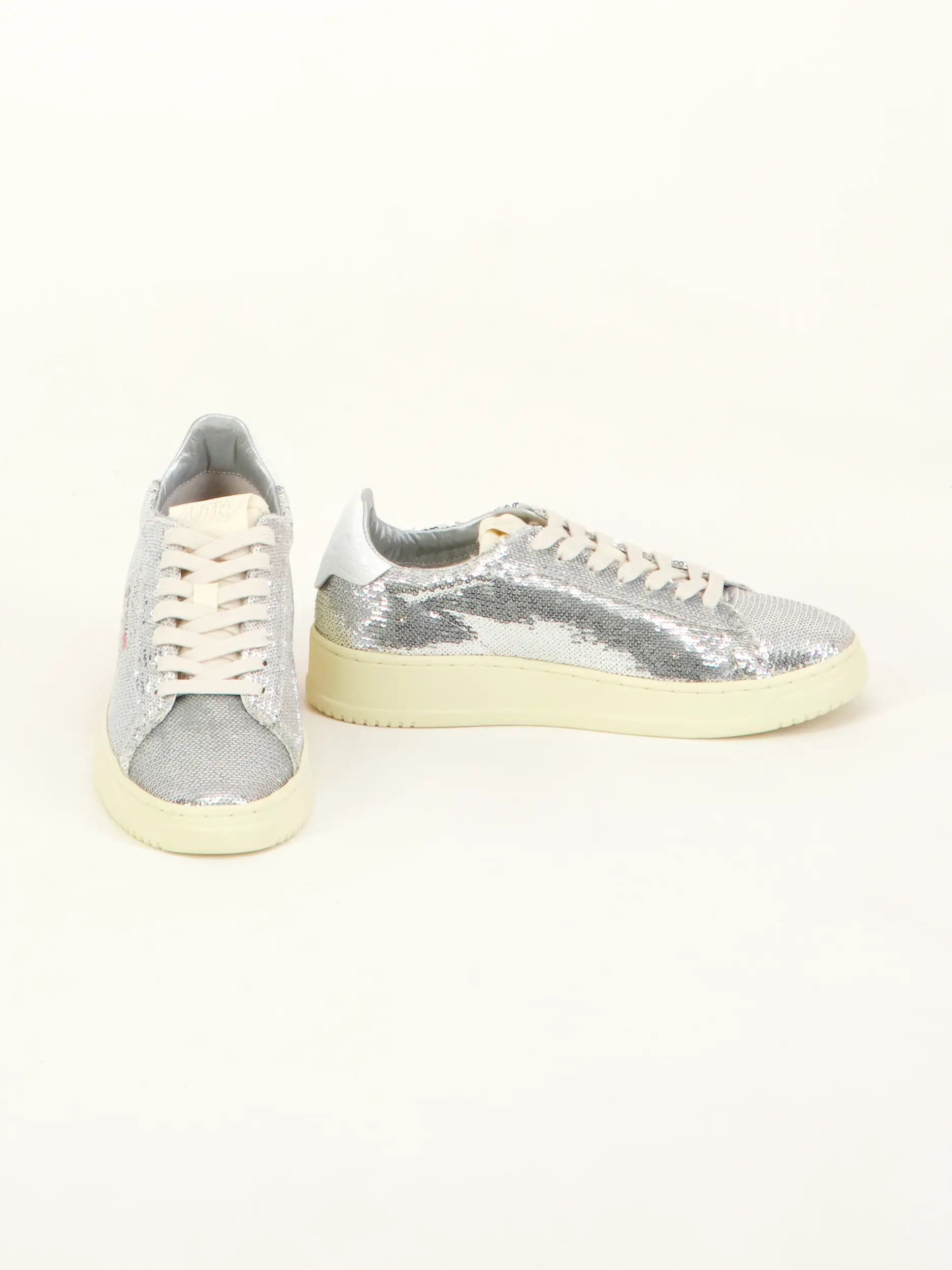 Sneaker 'Dallas' mit Pailletten  - Artikel Vorderseite getragen von einem Modell - Farbe: Grau