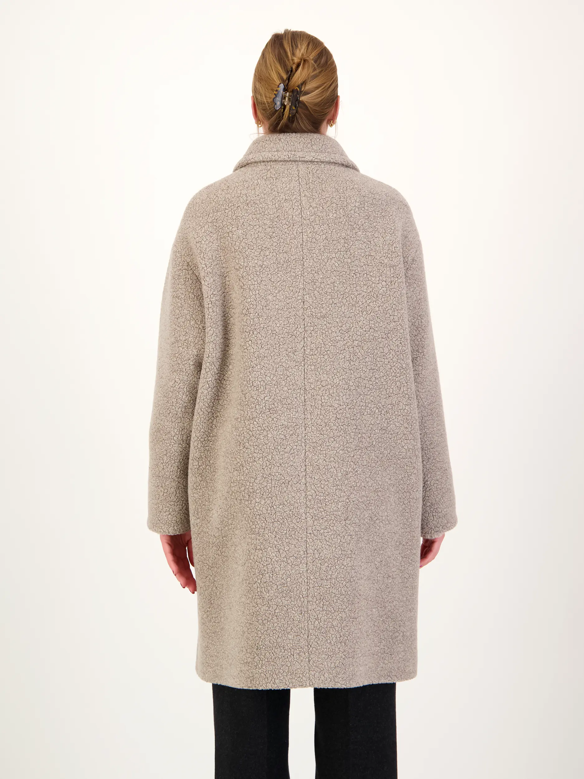 Mantel - Artikel Rückseite getragen von einem Modell - Farbe: Beige