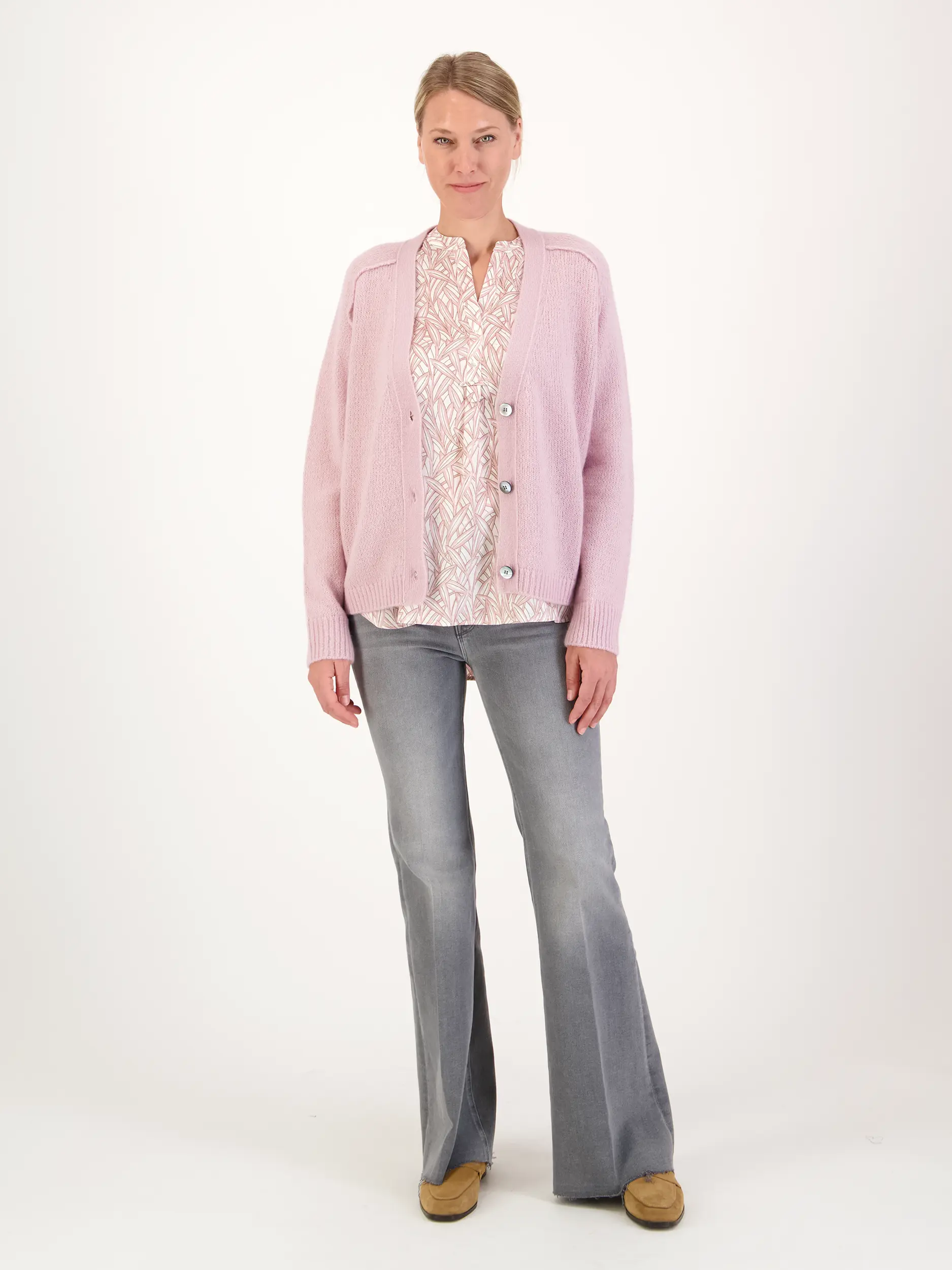 Gemusterte Seidenbluse 'Ferita' langarm - Artikel Teil eines Outfits getragen von einem Modell - Farbe: Rosa&Pink