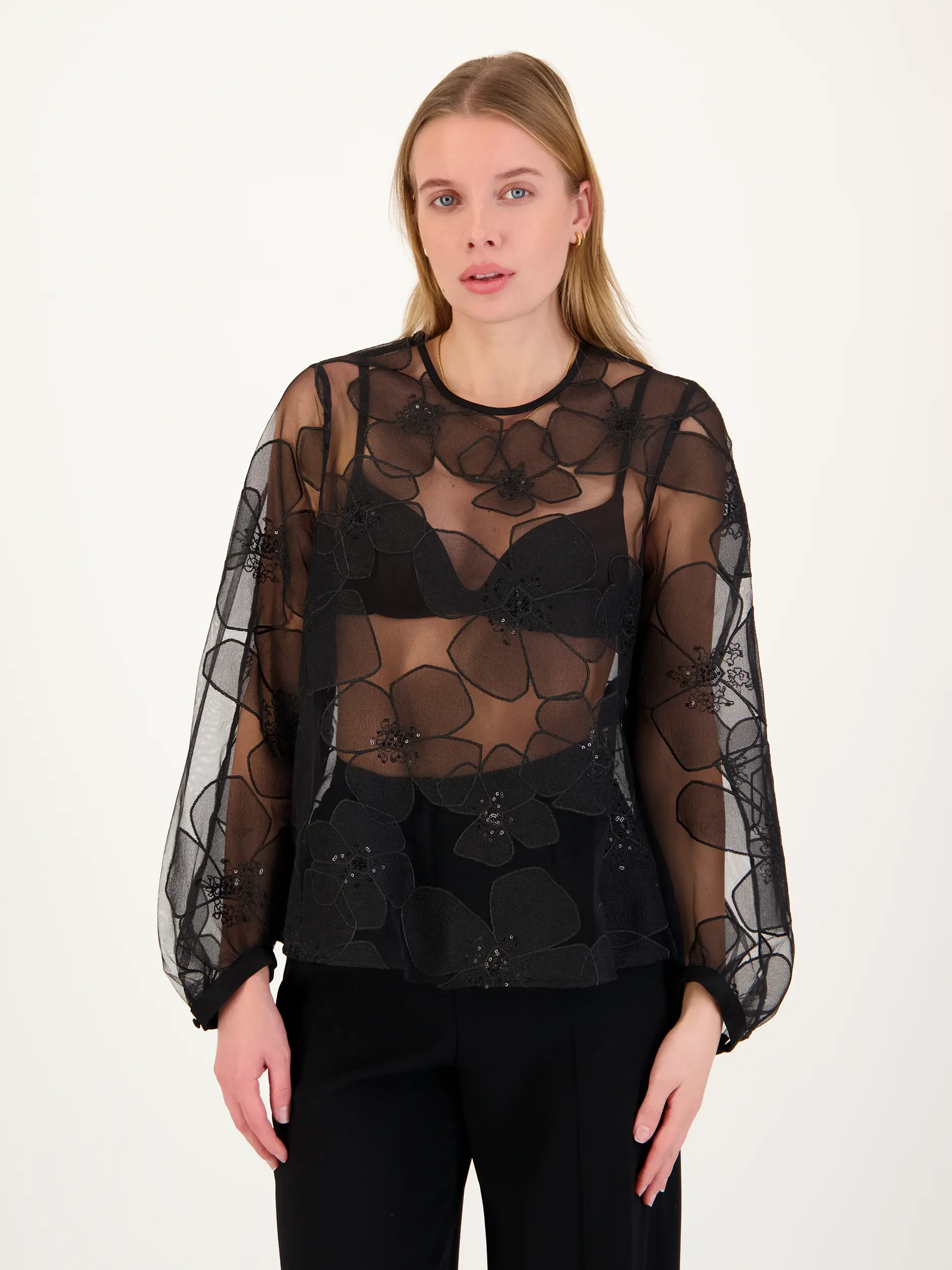 Bluse mit aufgestickten Blumen langarm - Artikel Vorderseite getragen von einem Modell - Farbe: Schwarz