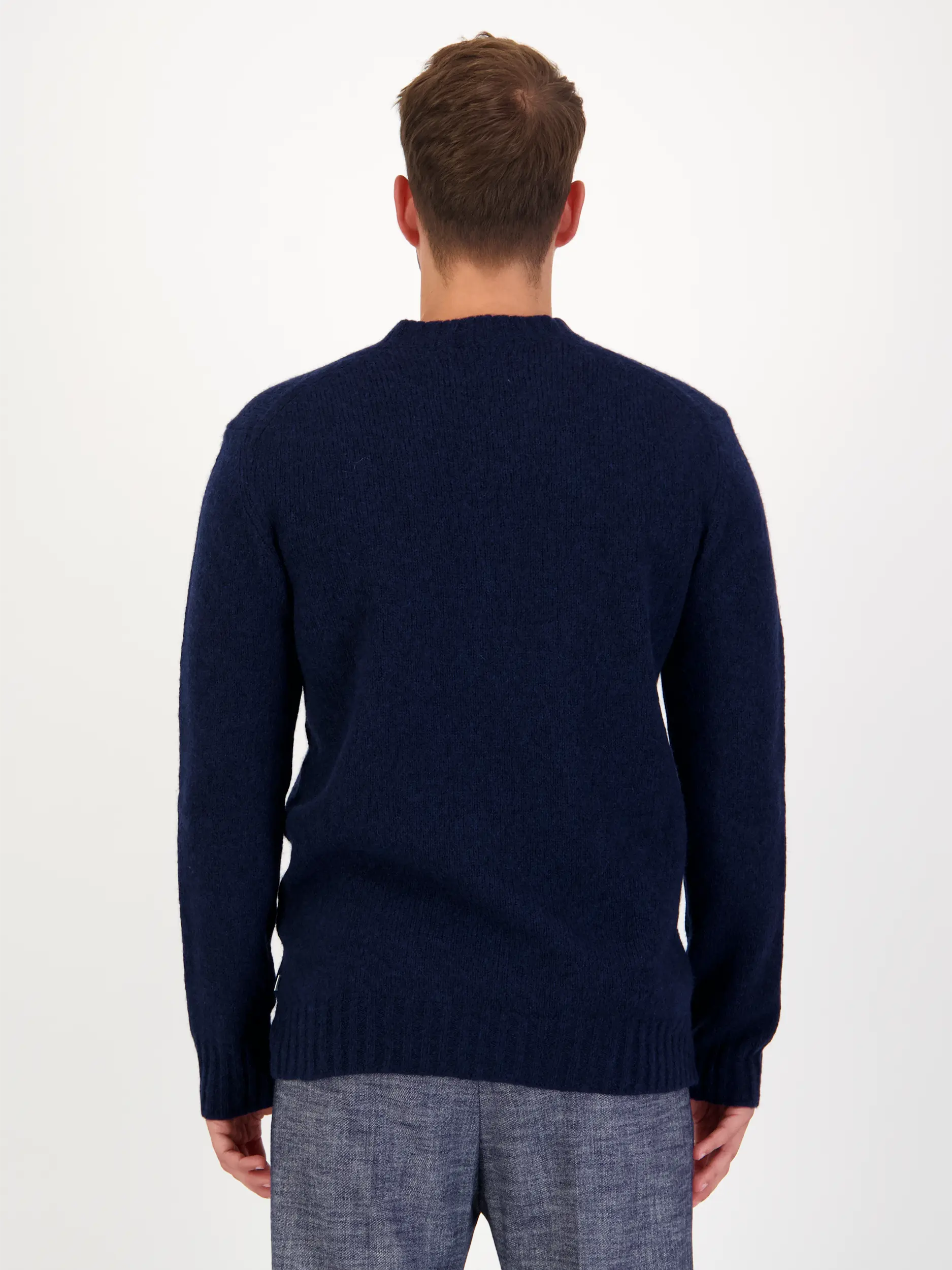 Pullover 'Lee' aus Merinowoll-Mix langarm - Artikel Rückseite getragen von einem Modell - Farbe: Blau